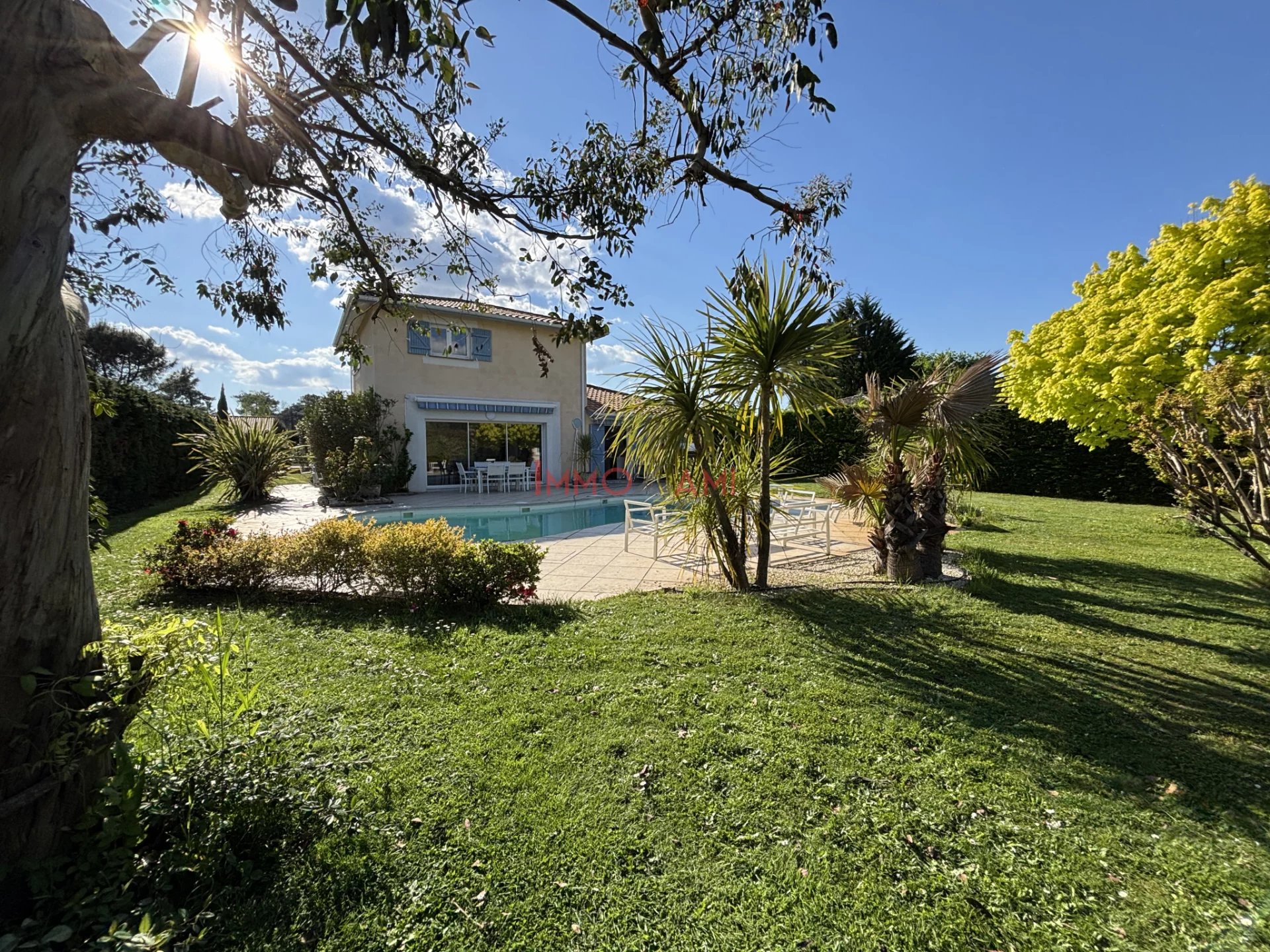 Maison familiale à vendre   4 chambres   Piscine   Dépendanc