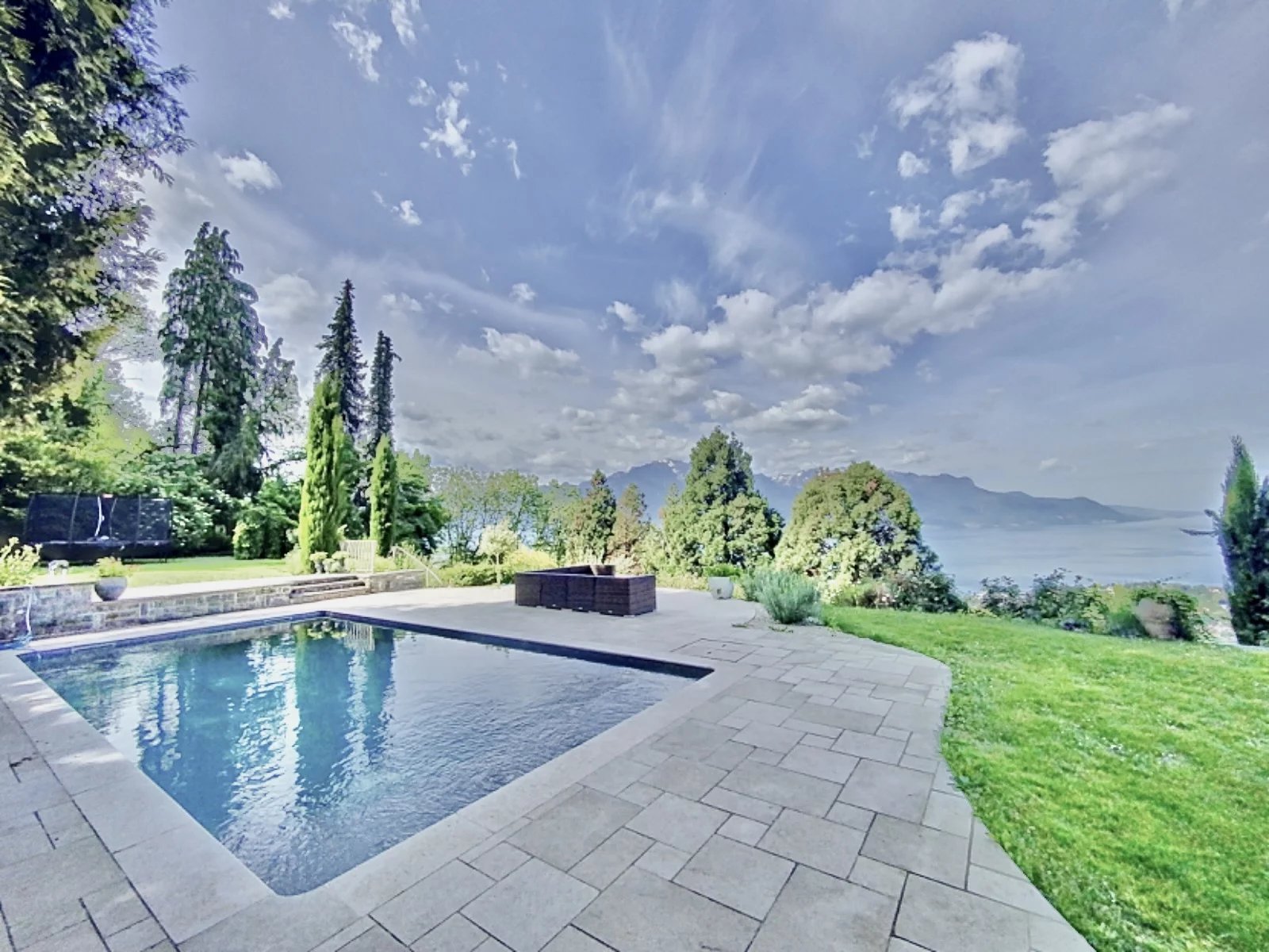 Villa panoramique avec piscine et pool house, grand terrain
