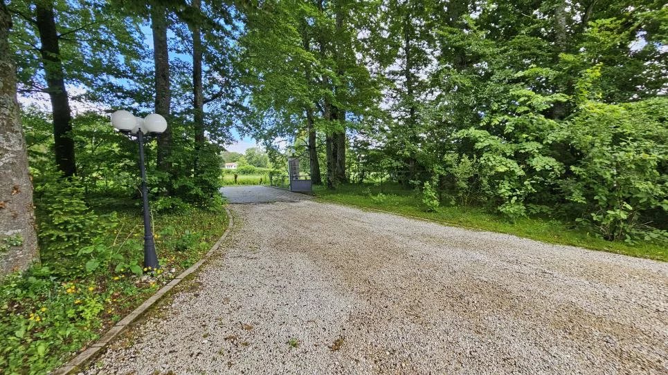 Villa avec grand terrain et calme absolu