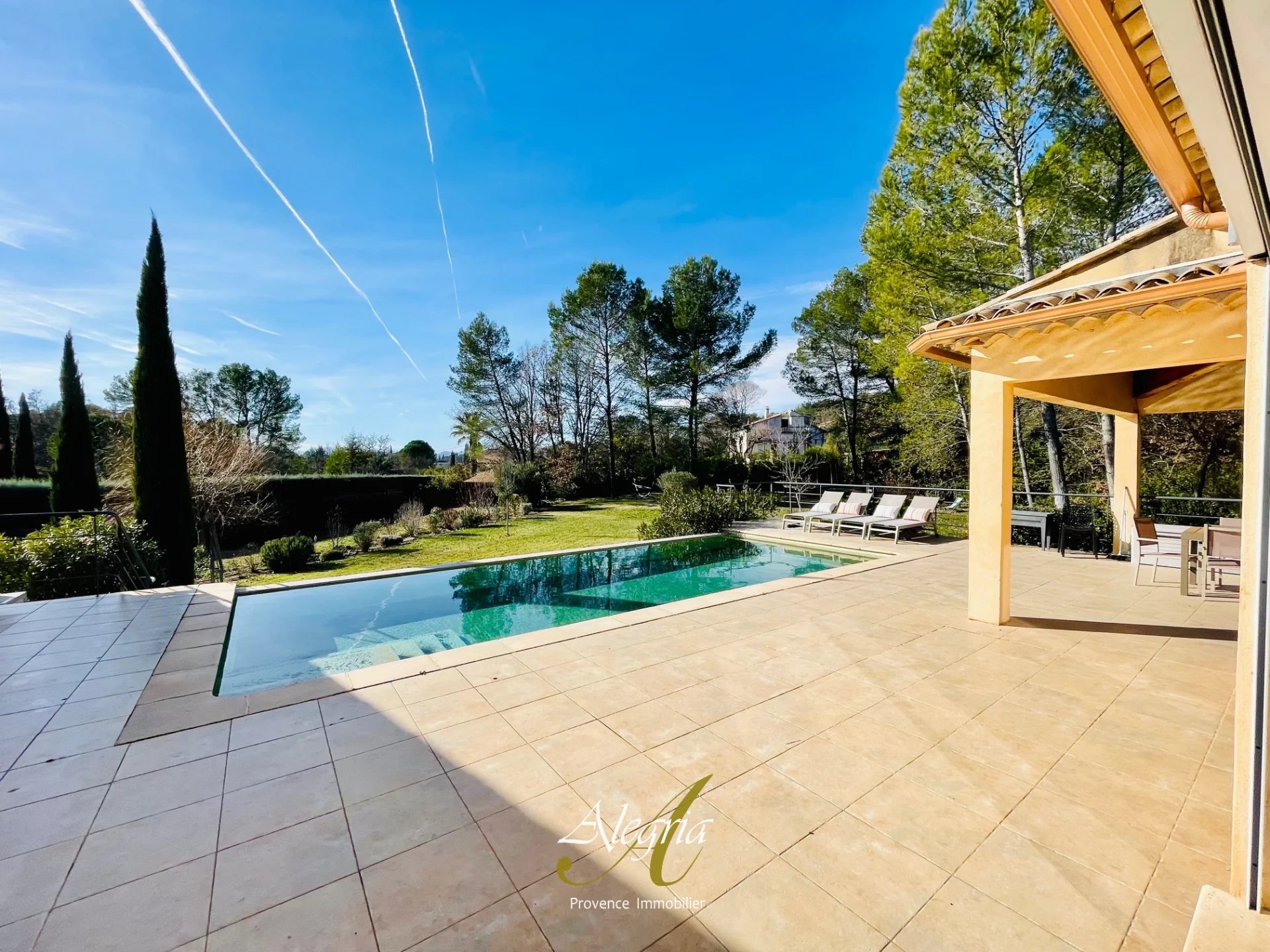 Architectenvilla in een groene oase in Cotignac