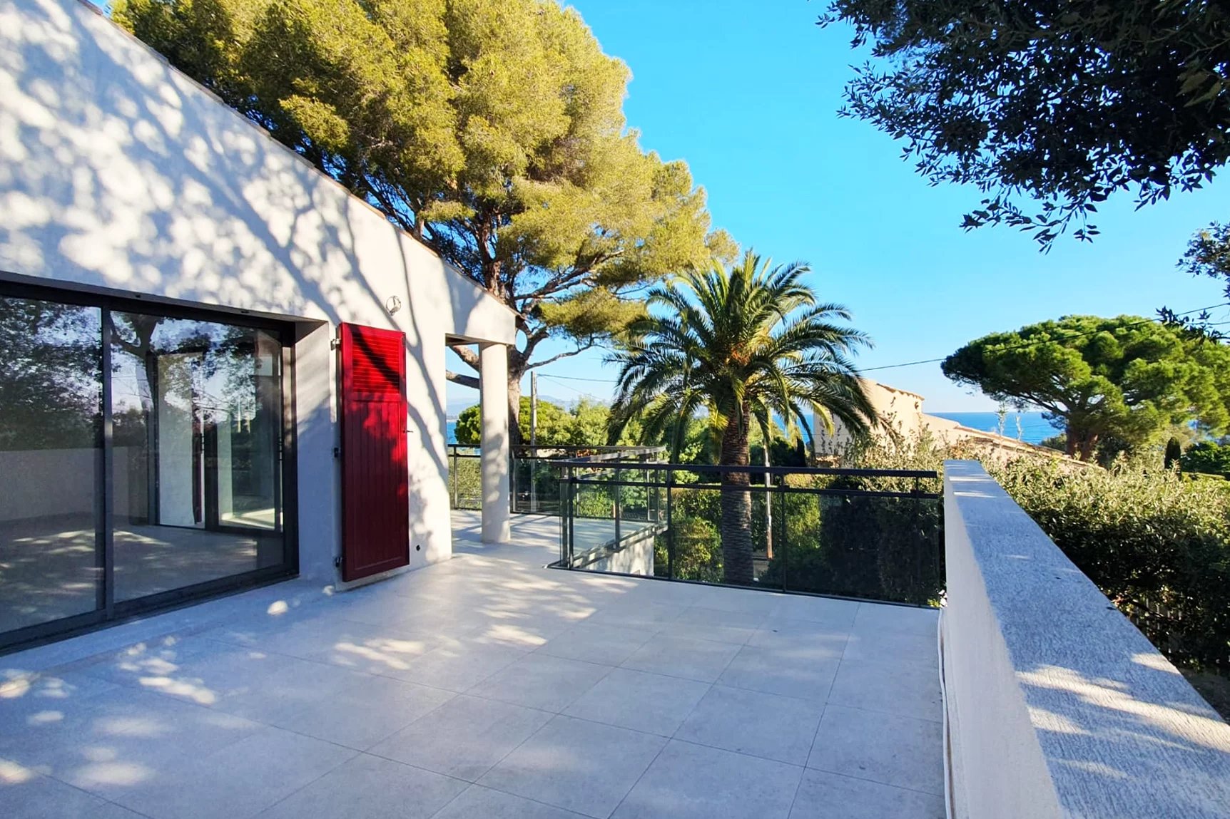 Luxury Apartment, Fully Renovated with Terrace and Sea View in Les Issambres, French Riviera