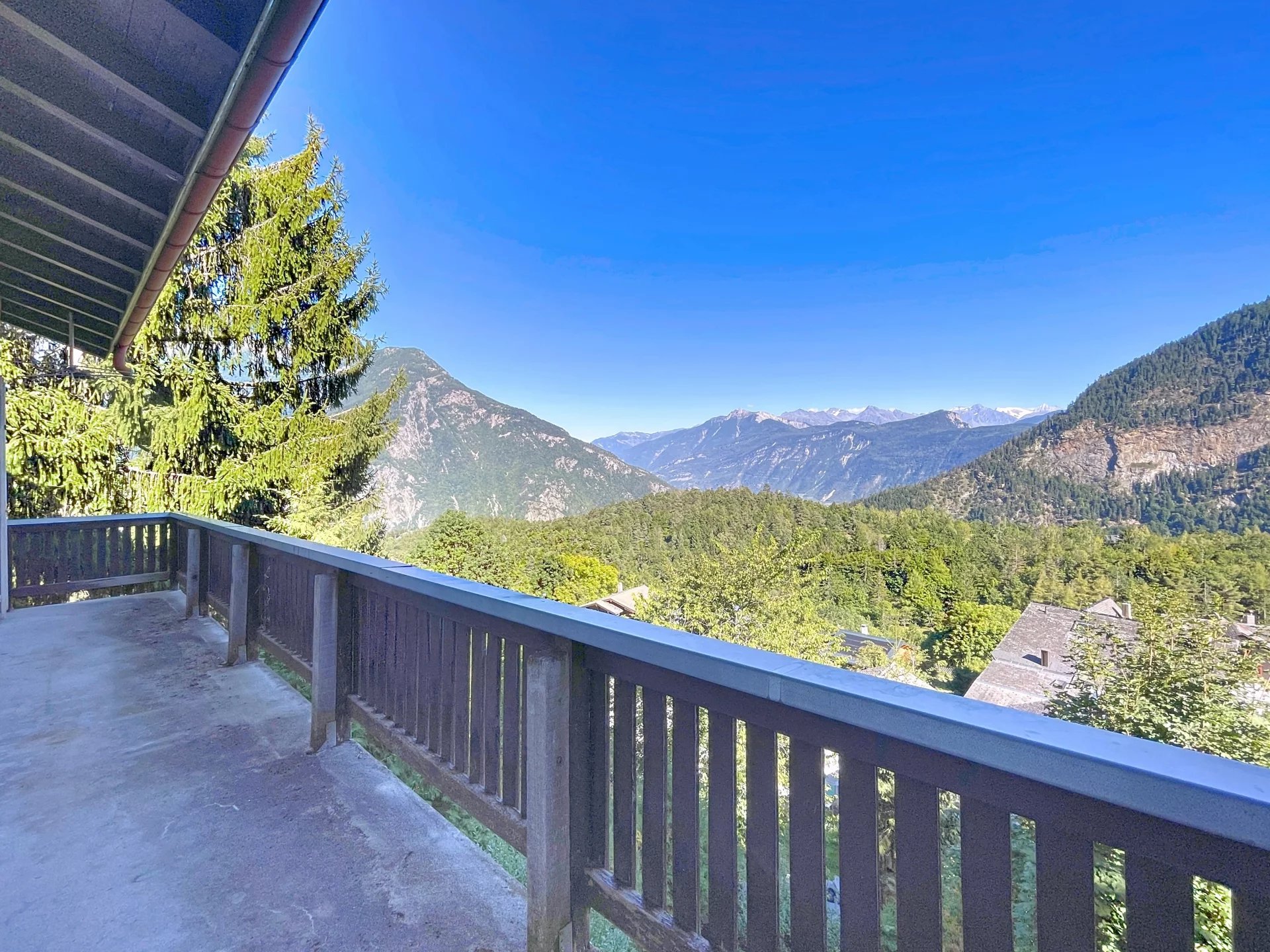 Maison dans un écrin de verdure