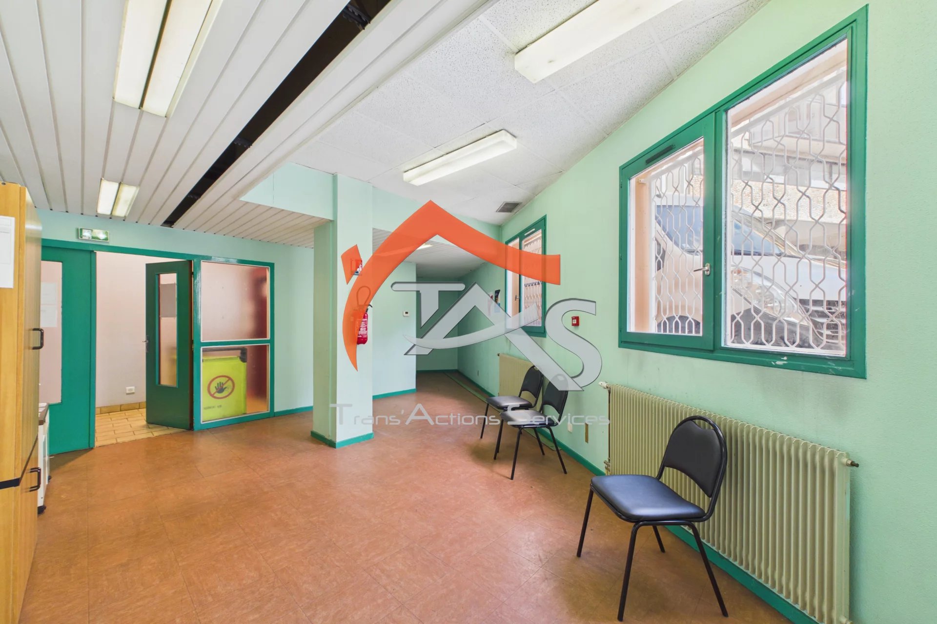 Locaux professionnels de 994.37m² avec ascenseur et garage double. - Photo 4