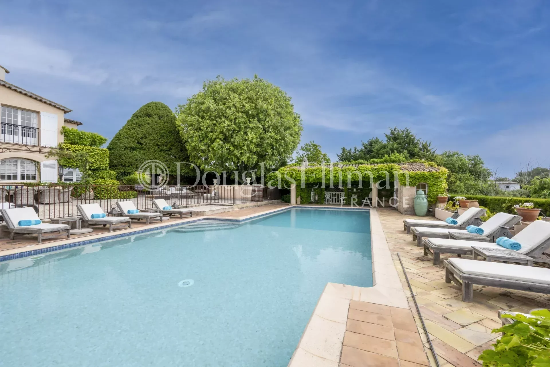GRASSE – Magnifique propriété avec vaste terrain, maisons d&rsquo;amis et intimité exceptionnelle - Image nᵒ3