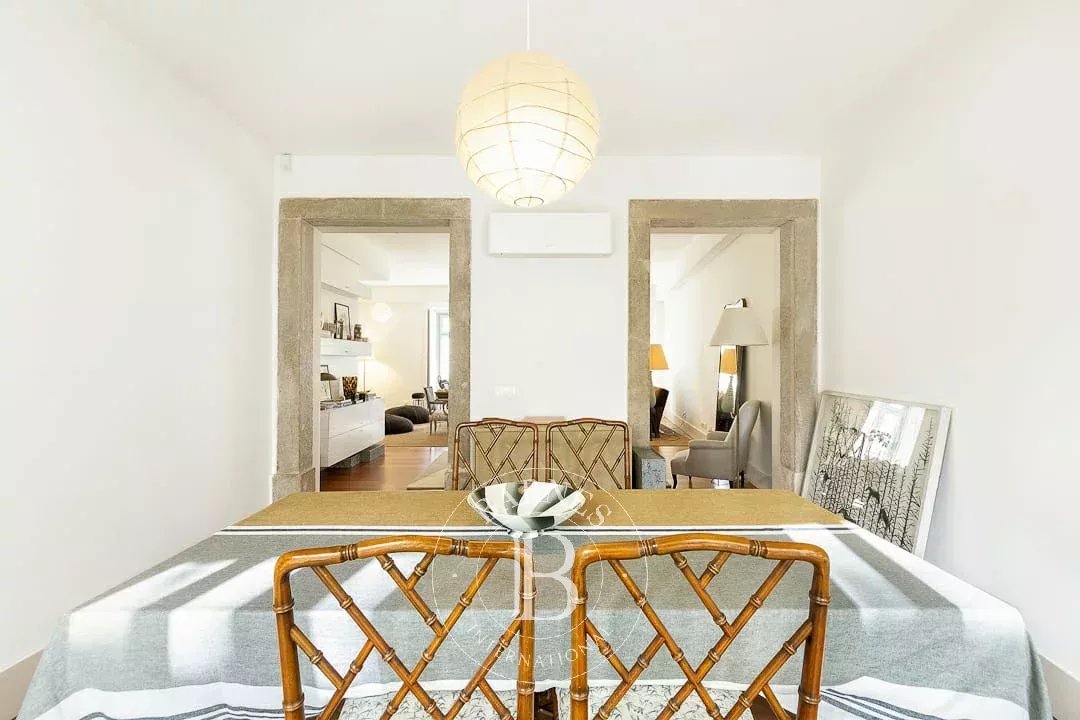 Apartamento com jardim e estacionamento