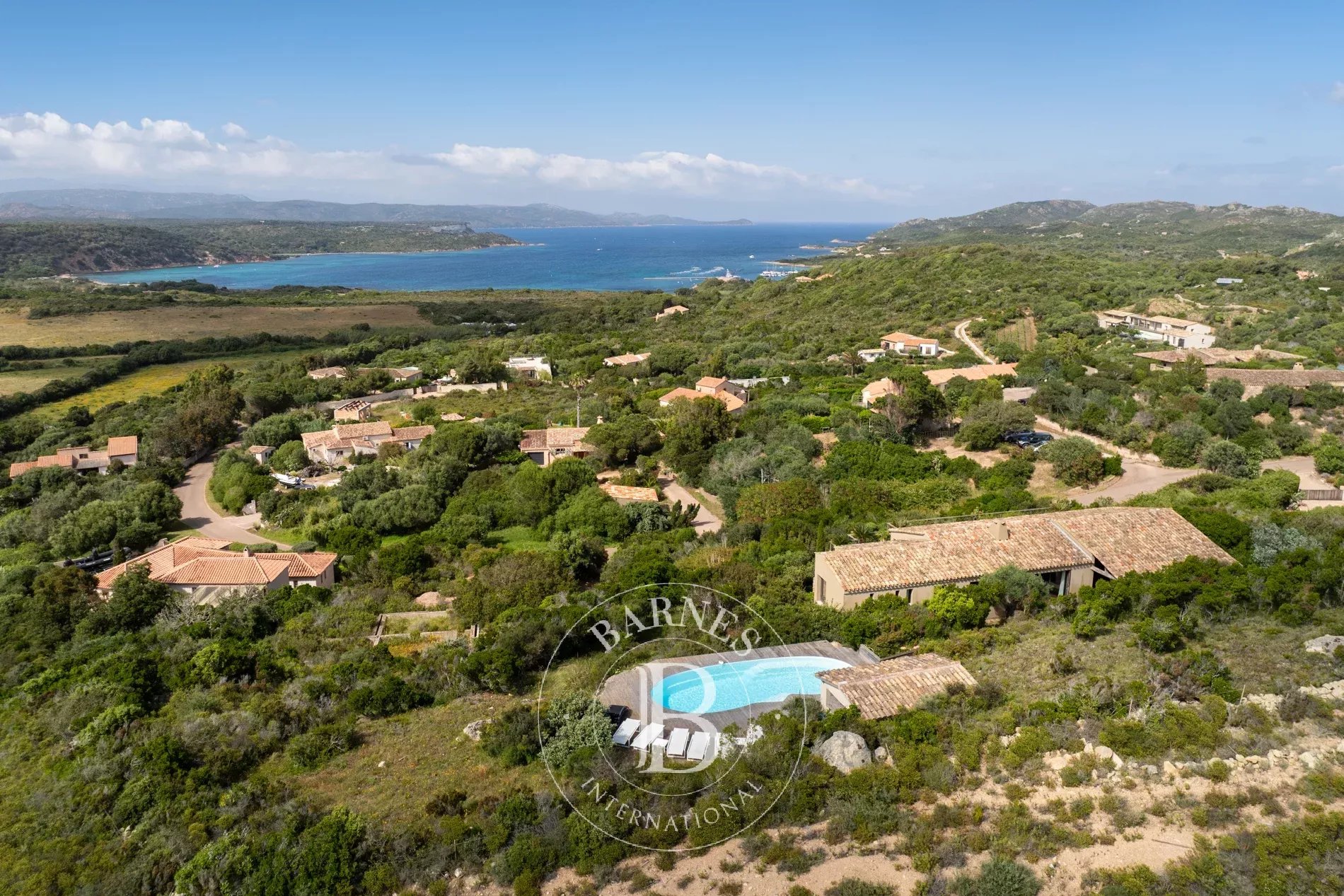 Exclusive listing – Bonifacio. Architect-designed villa in the style of a bergerie, featuring 4 bedrooms, a swimming pool, sea and mountain views, and close proximity to the beach. - picture 5 title=