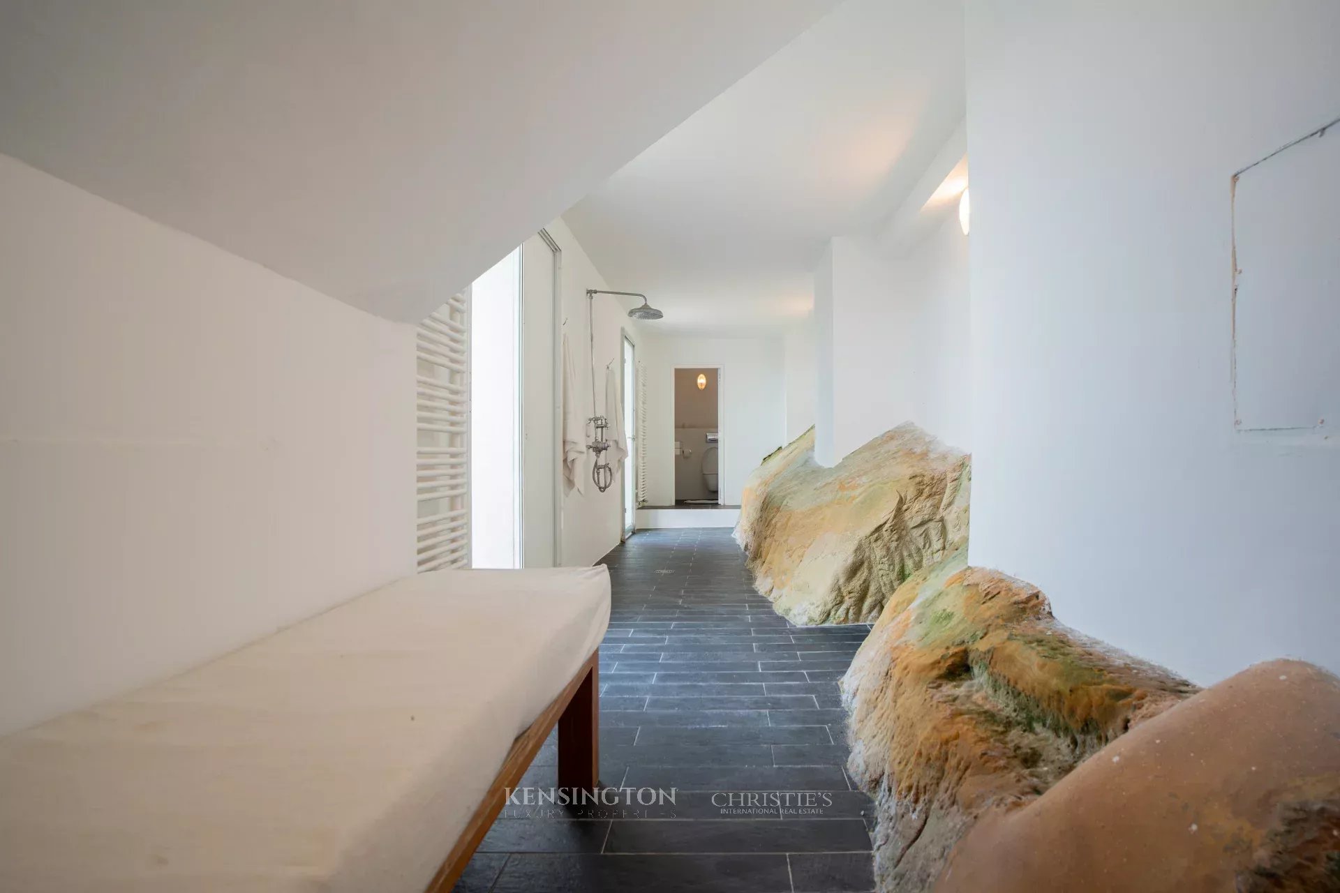 6 Bedroom Villa/Townhouse's Image 41