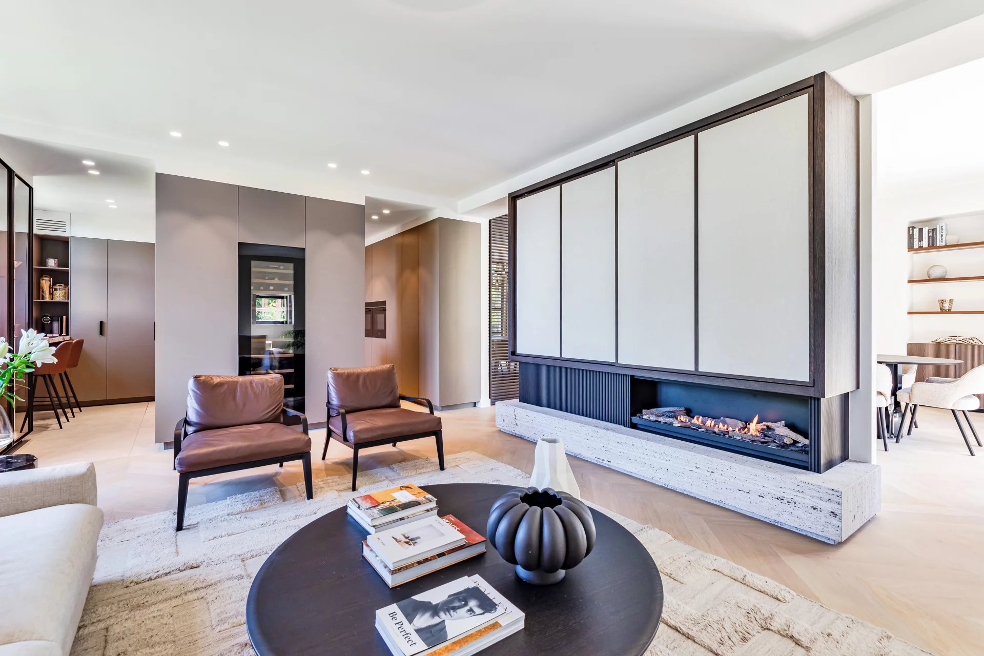 Exceptional renovated 3-suite apartment with terrace and 2-car garage