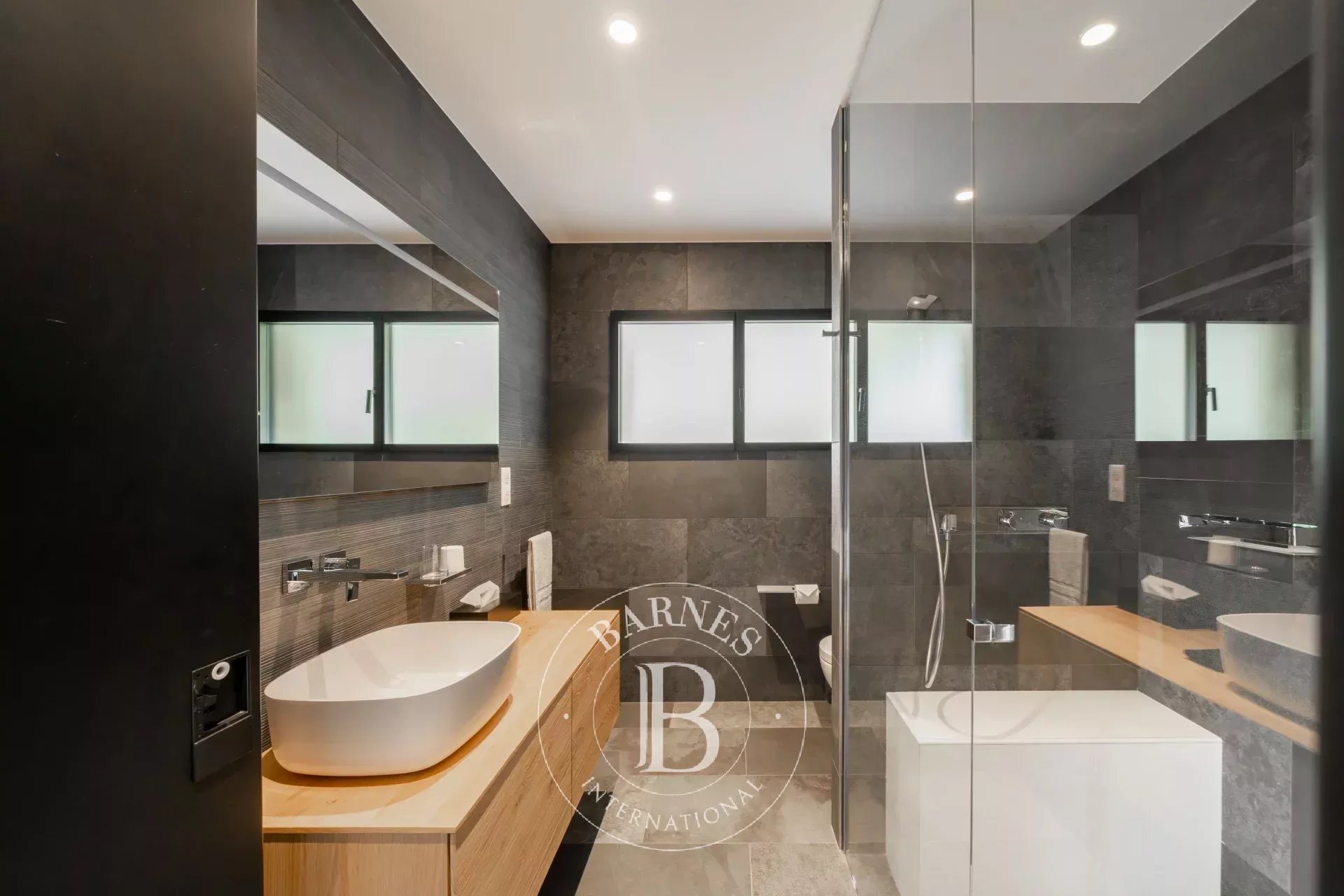 Mougins, superb modern villa, just like new - picture 16
