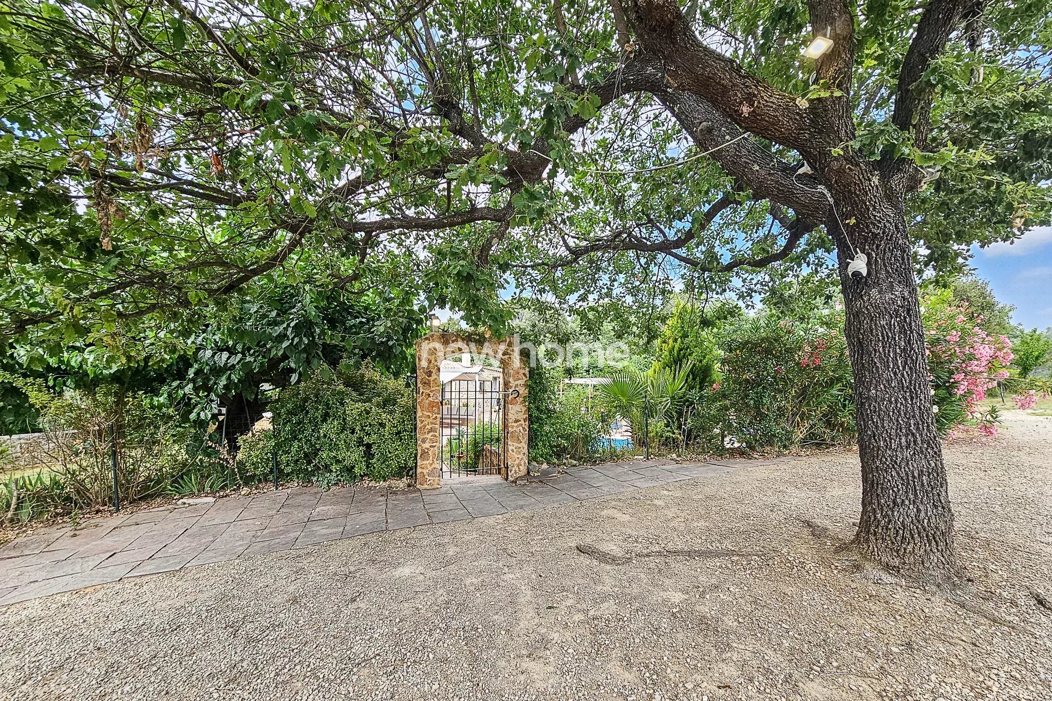 Charme authentique entre Lorgues et Draguignan : bastidon rénové avec jardin arboré et piscine