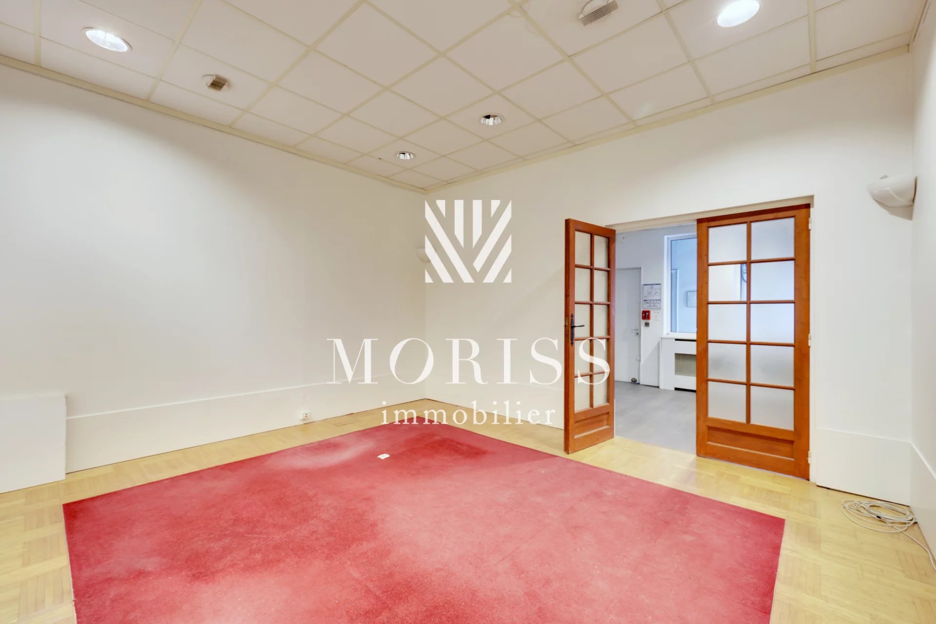 Rare à la vente – Grand local commercial / bureaux de 185 m² au - Image Array