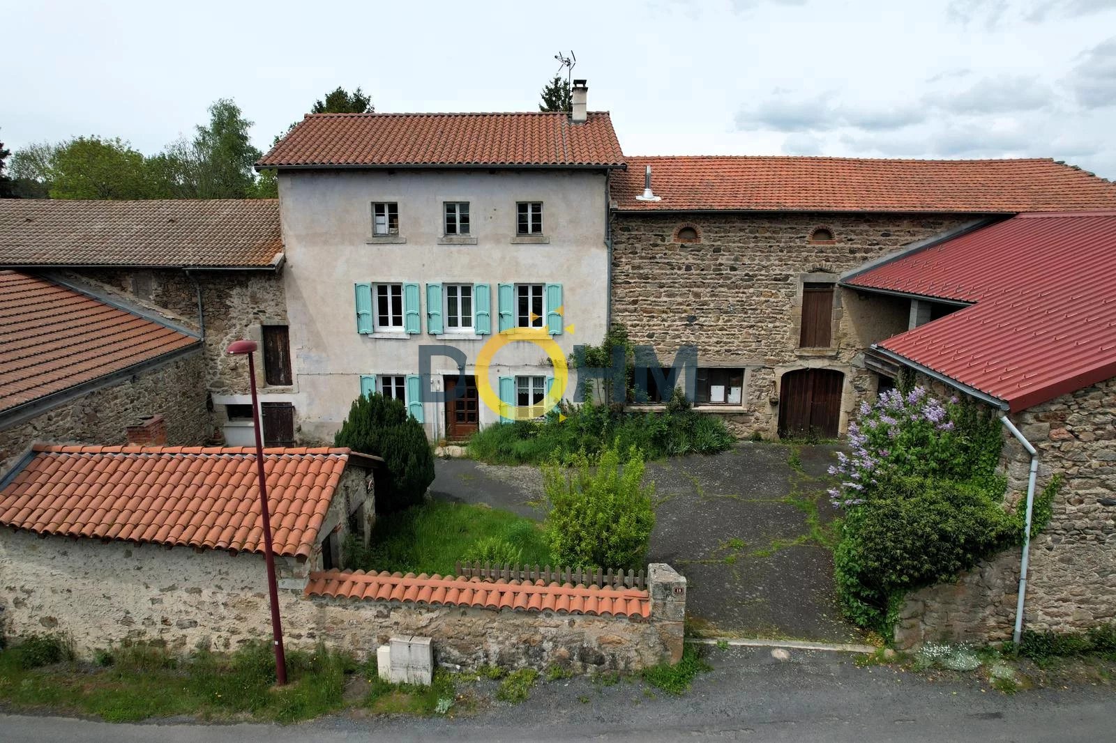 CORPS DE FERME AVEC DEPENDANCES ET JARDIN