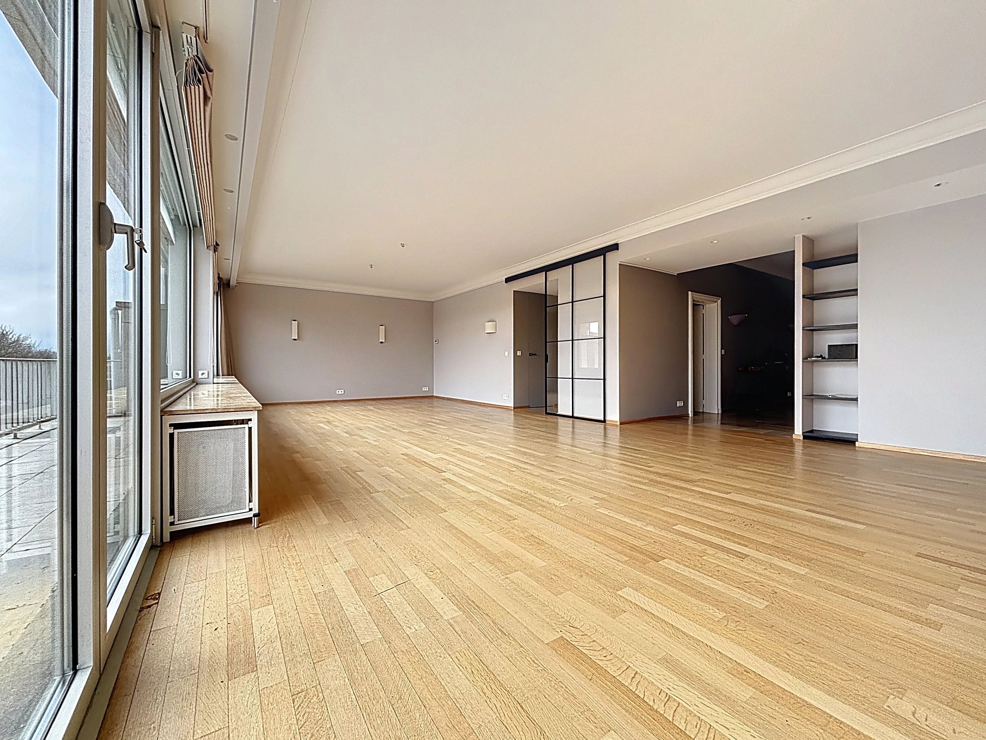 Renovated 4-bedroom penthouse 235 m2 + garage