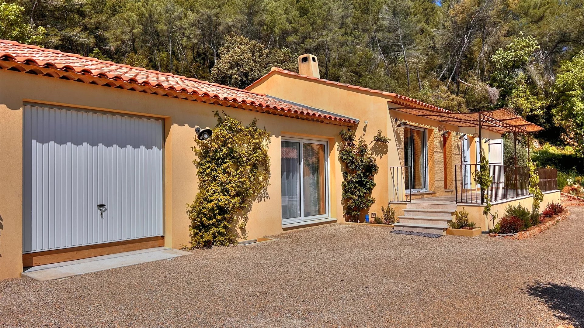 Salernes – Contemporary Single-Storey Home with Panoramic View!