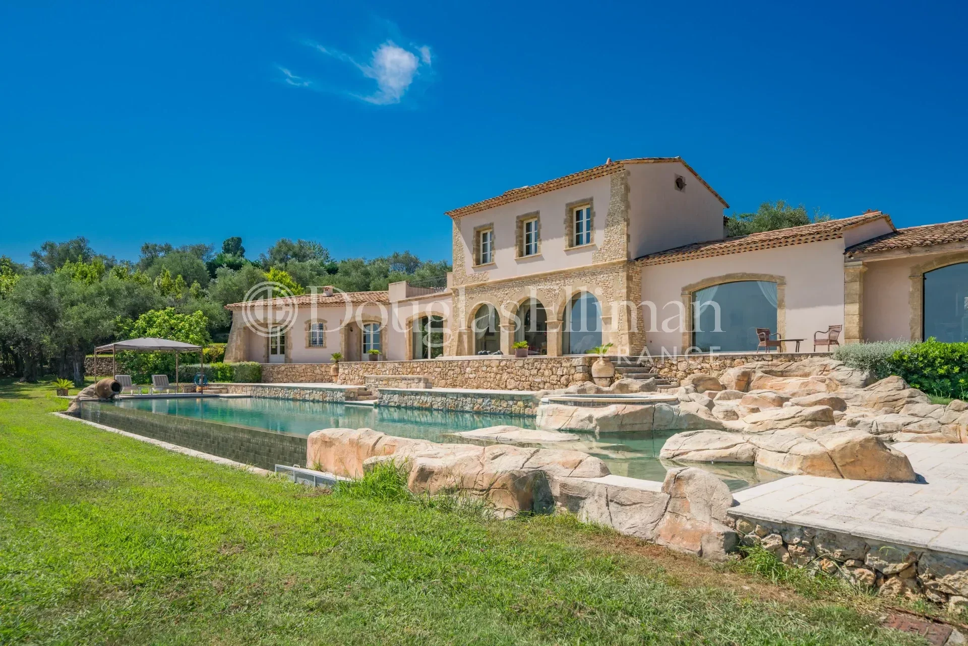CHATEAUNEUF-DE-GRASSE : Une Belle Villa avec piscine et vue panoramique - Image nᵒ2