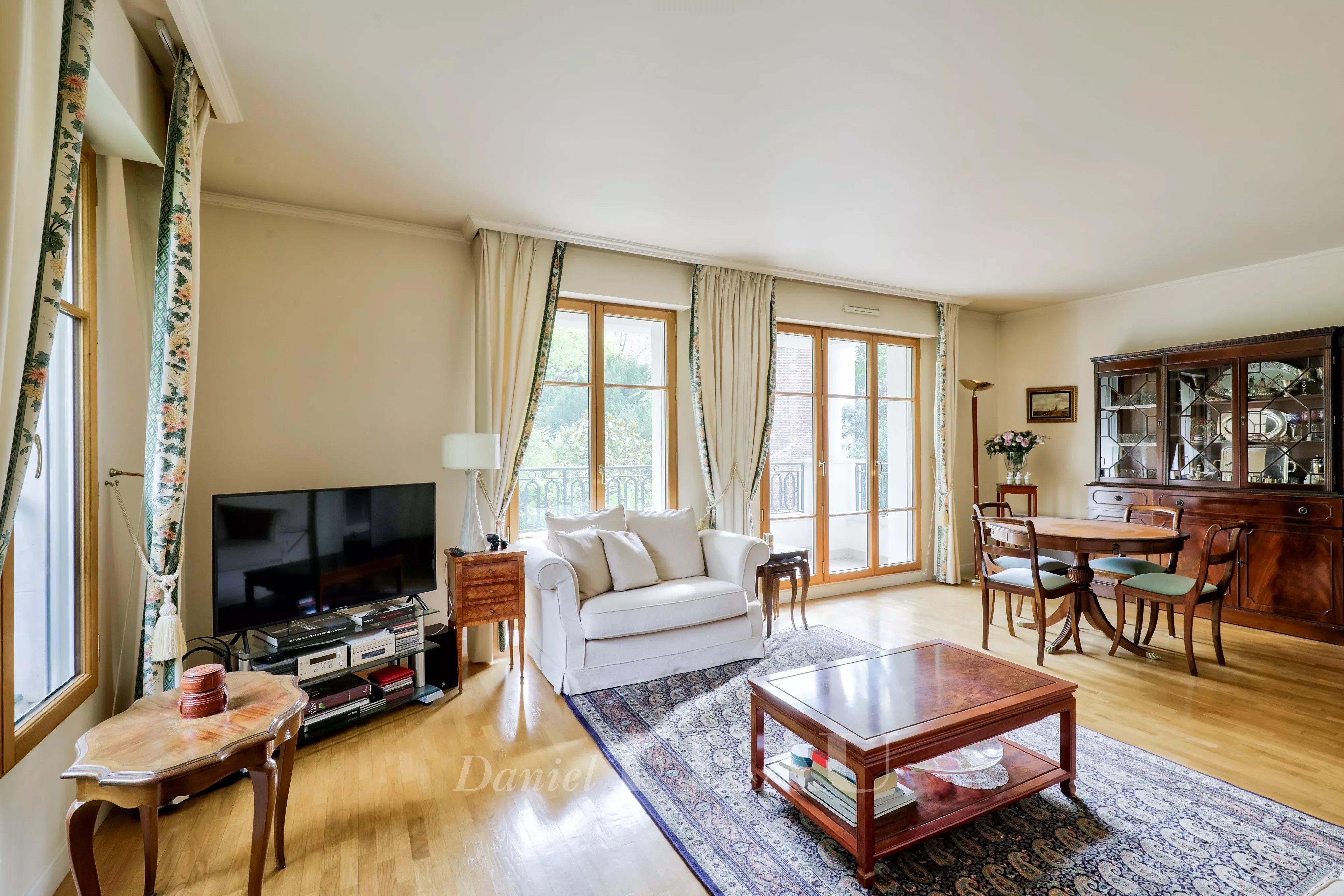 Saint-Cloud - Val d'Or - Appartement familial avec balcons.