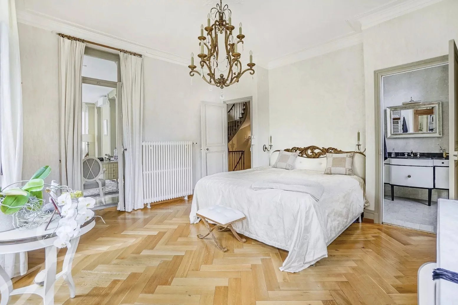 Magnifique Hôtel Particulier, jardin enchanteur, à deux pas du lac