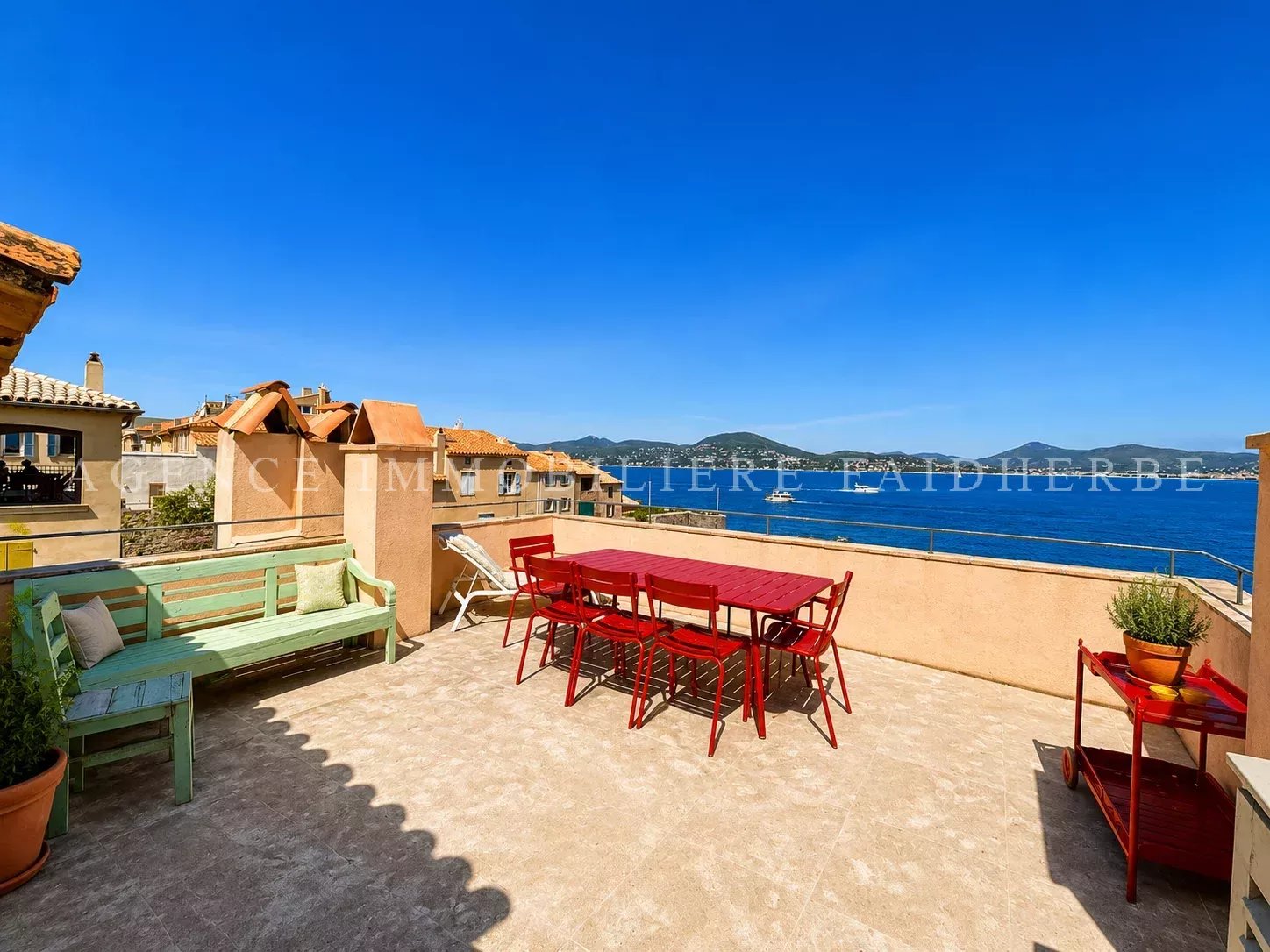 Belle terrasse avec vue imprenable sur la mer.