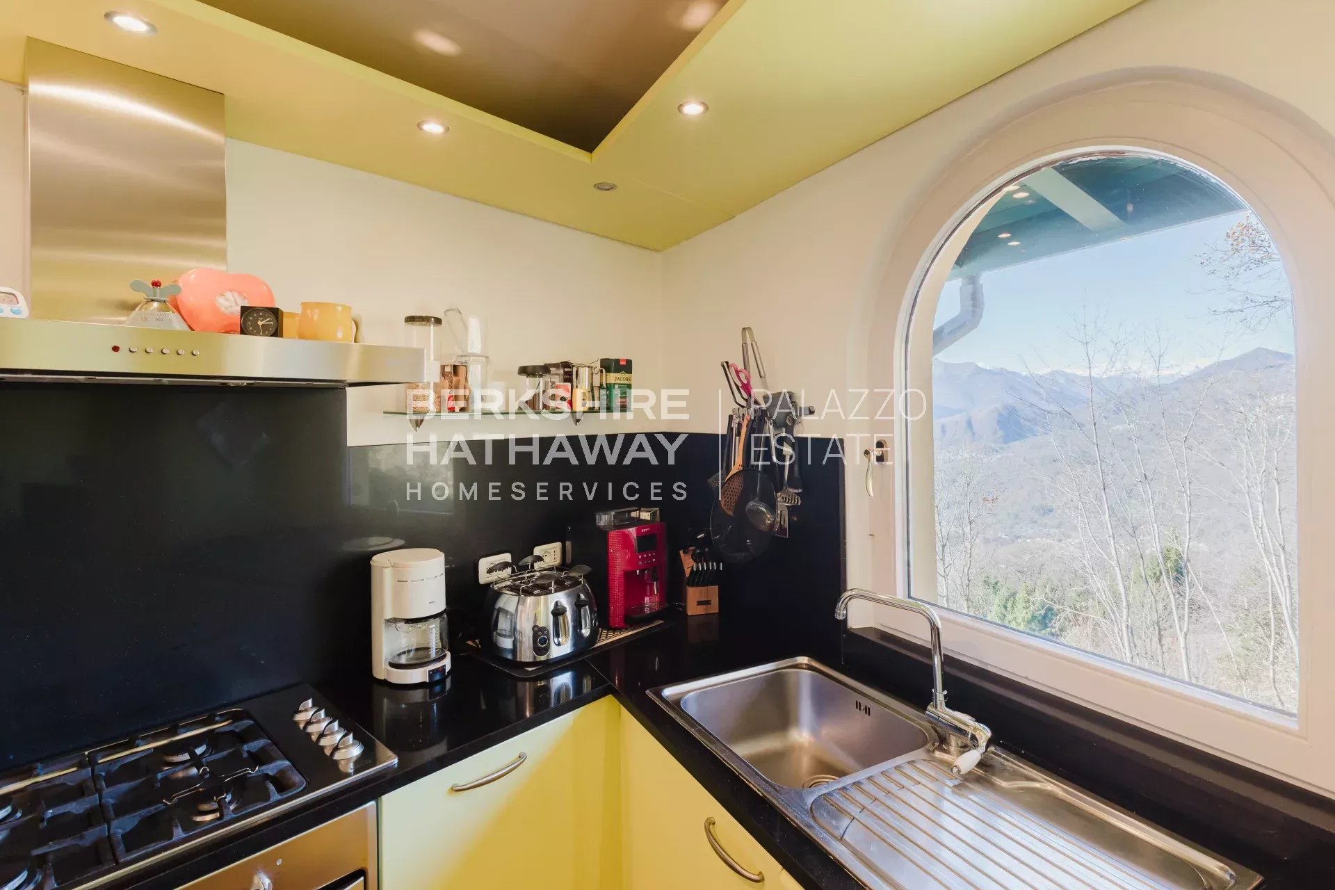 Villa moderna di lusso con vista panoramica sul Lago Maggiore e sulle Alpi