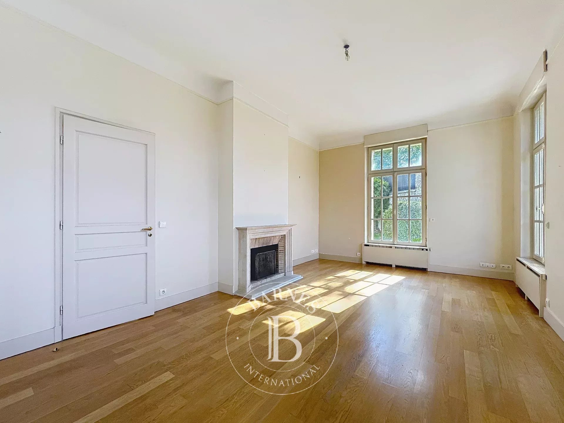 House Versailles - picture 4