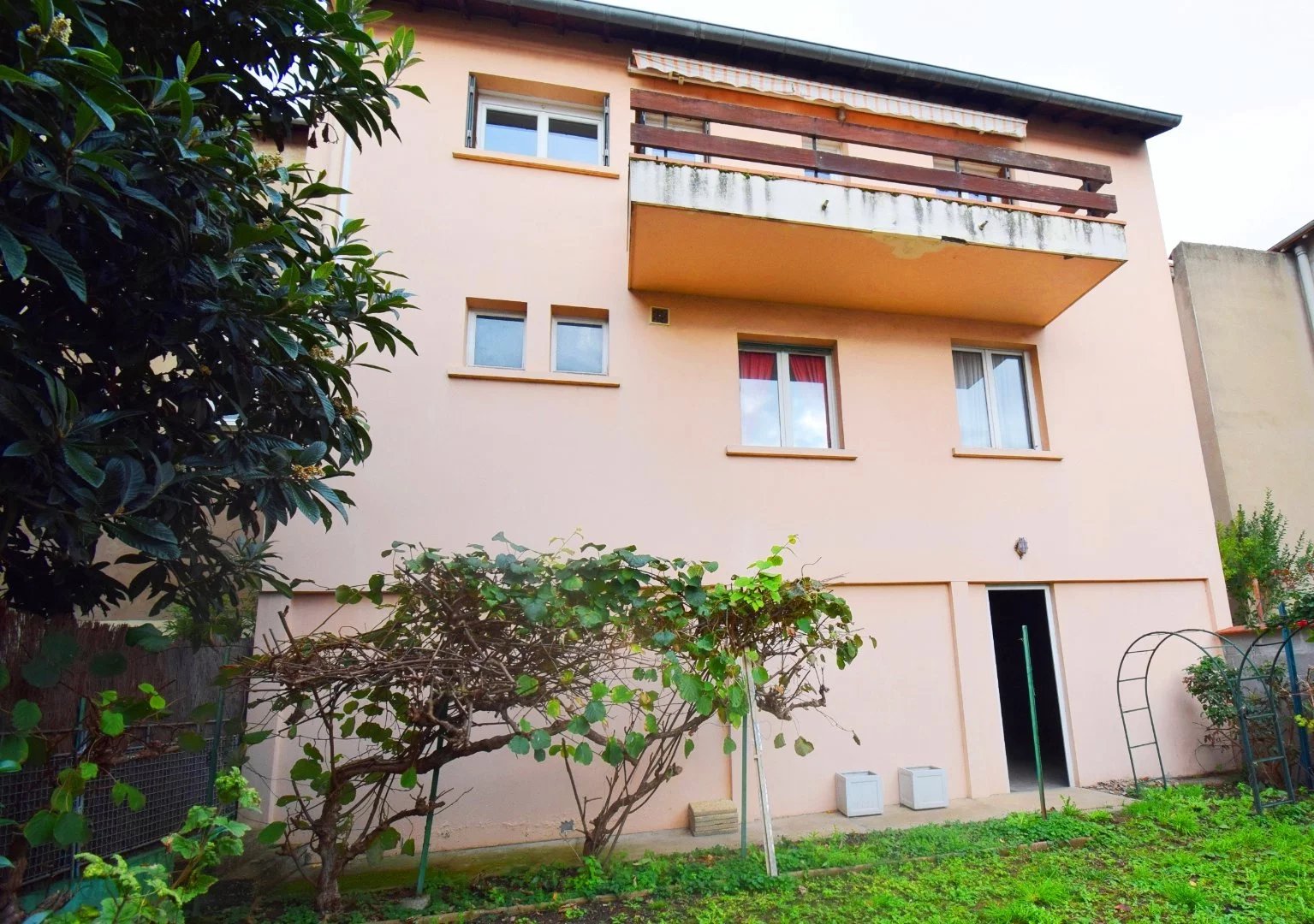 A vendre maison de ville, à VICHY, proximité du quartier Jeanne d'Arc, garage et jardin.