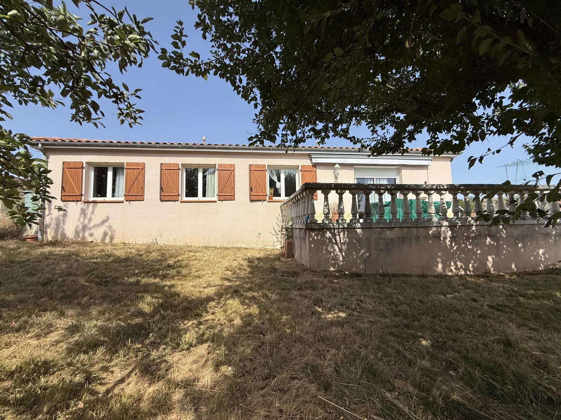 Villa de 2002 en centre ville avec jardin