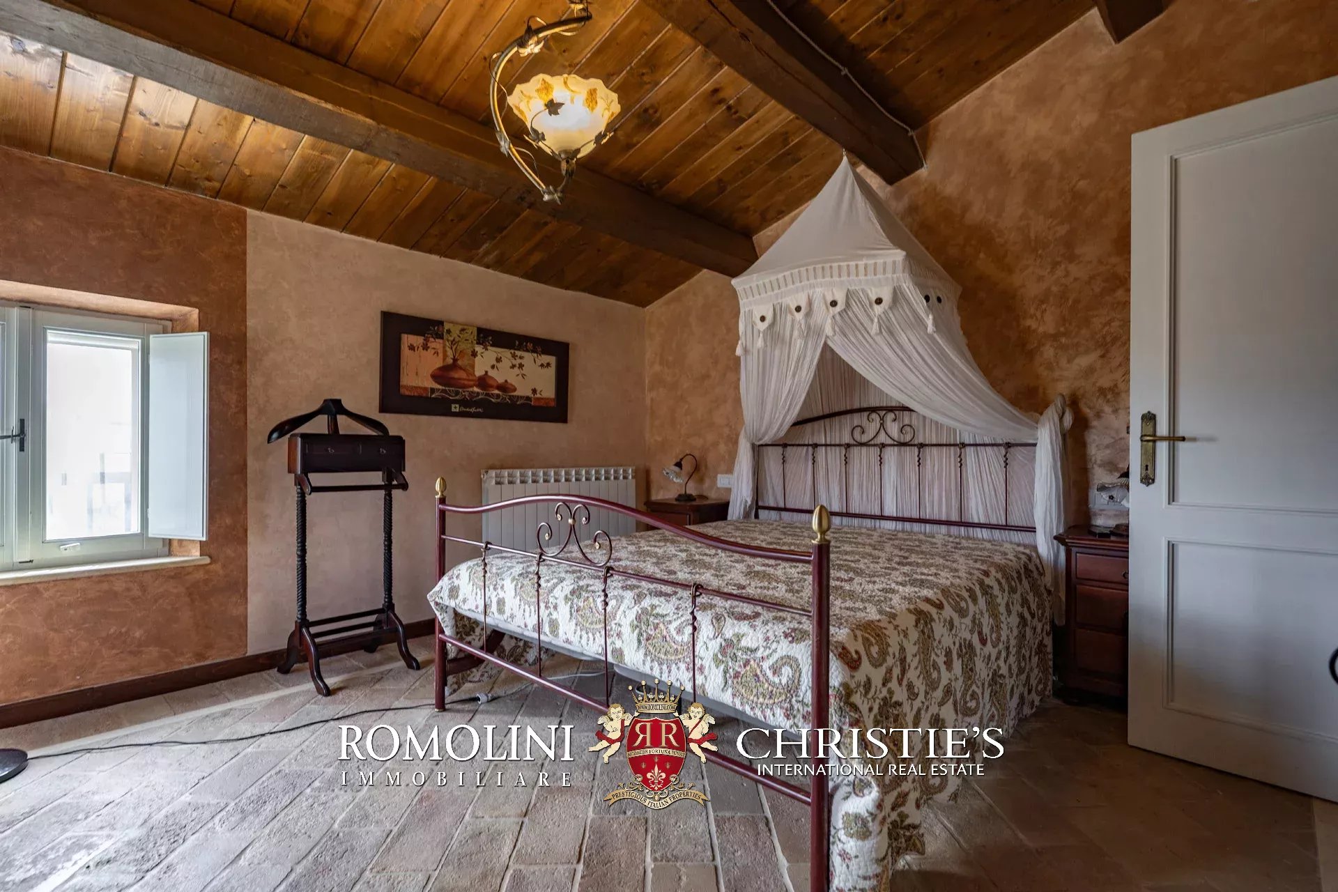 13 Bedroom Vineyard's Image 45