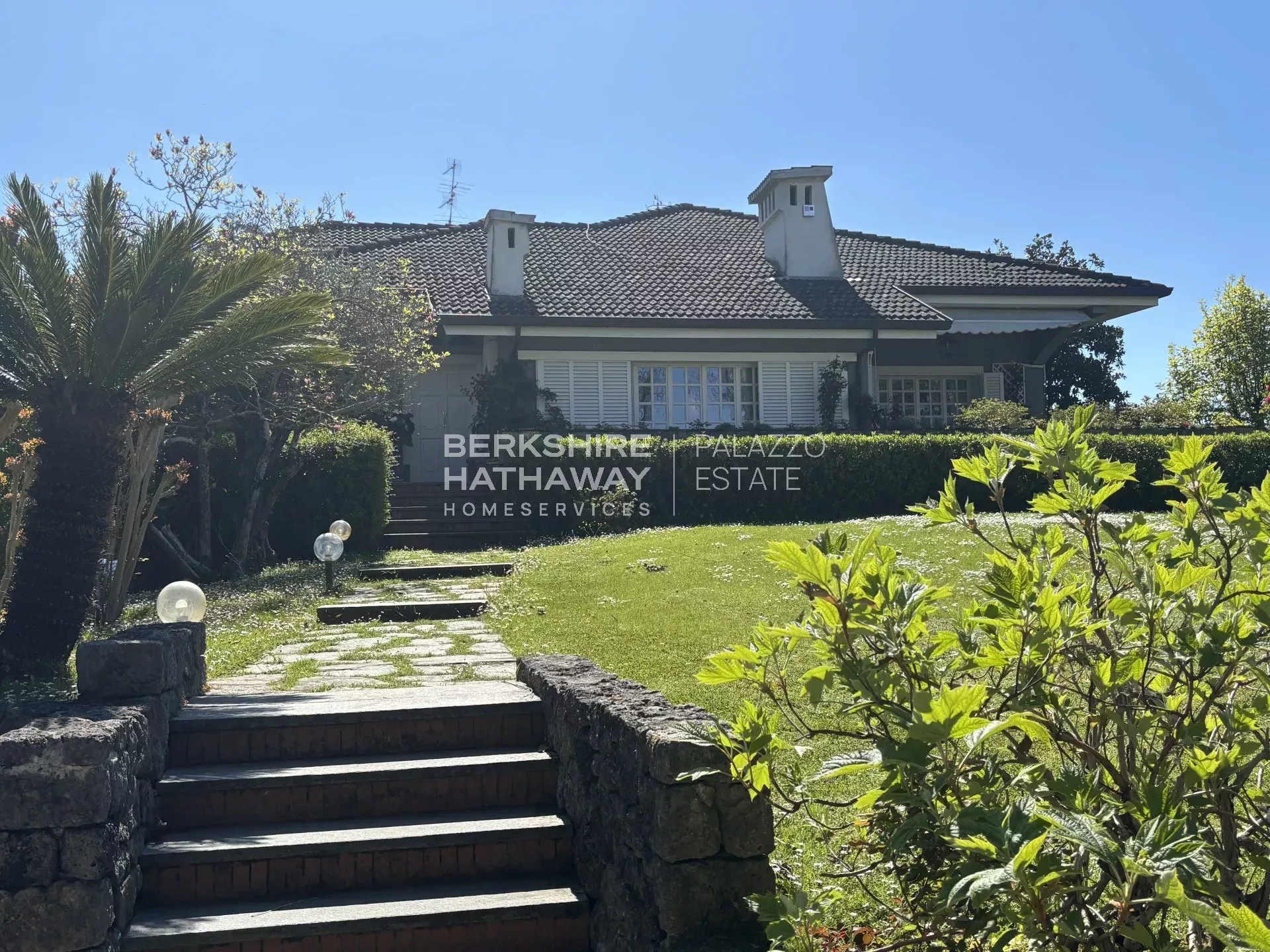 Magnificent detached villa with a large garden, minutes from the sea and Pietrasanta