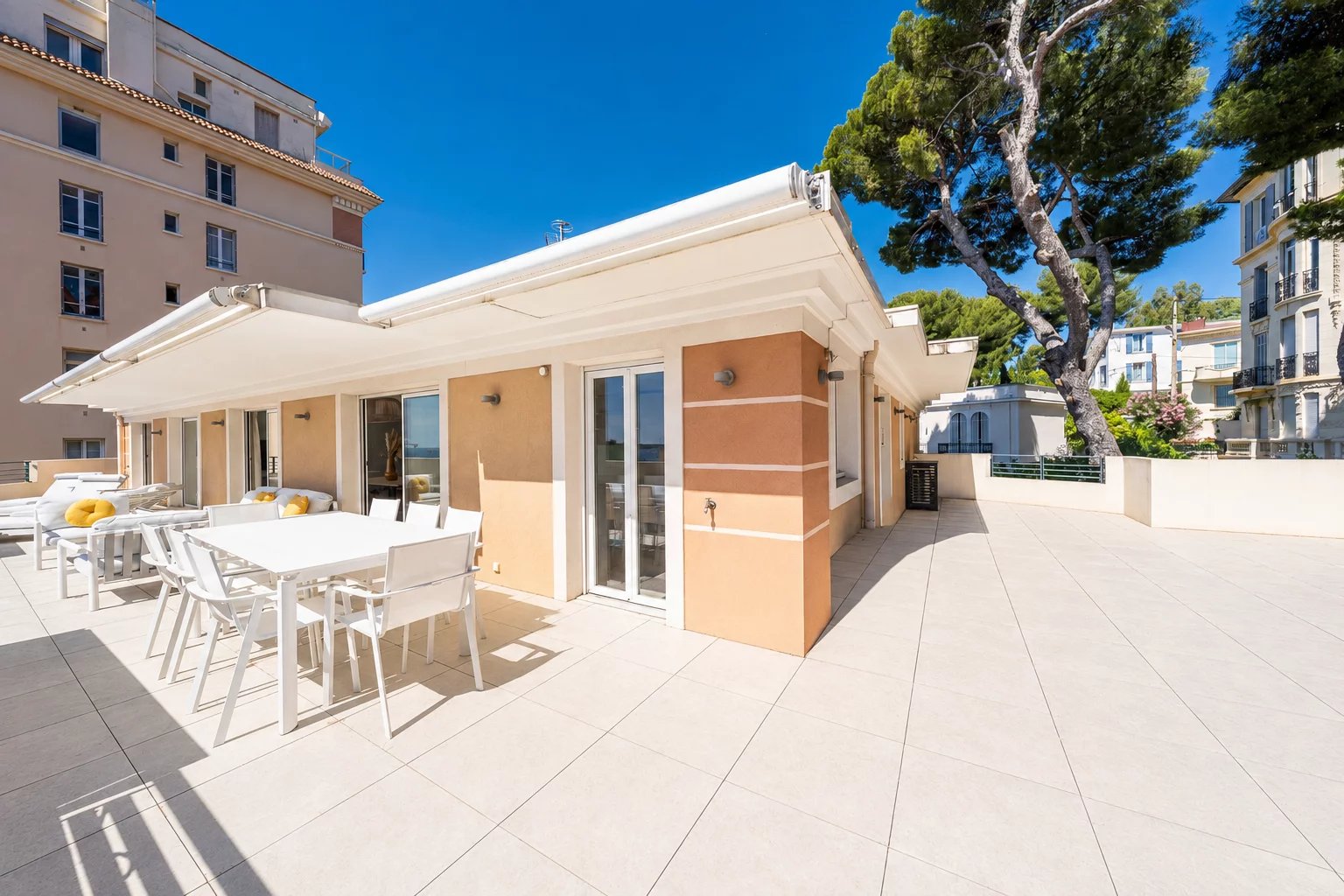 SUPERB PENTHOUSE WITH PANORAMIC SEA VIEW — 3 GARAGES — CANNES CENTRE