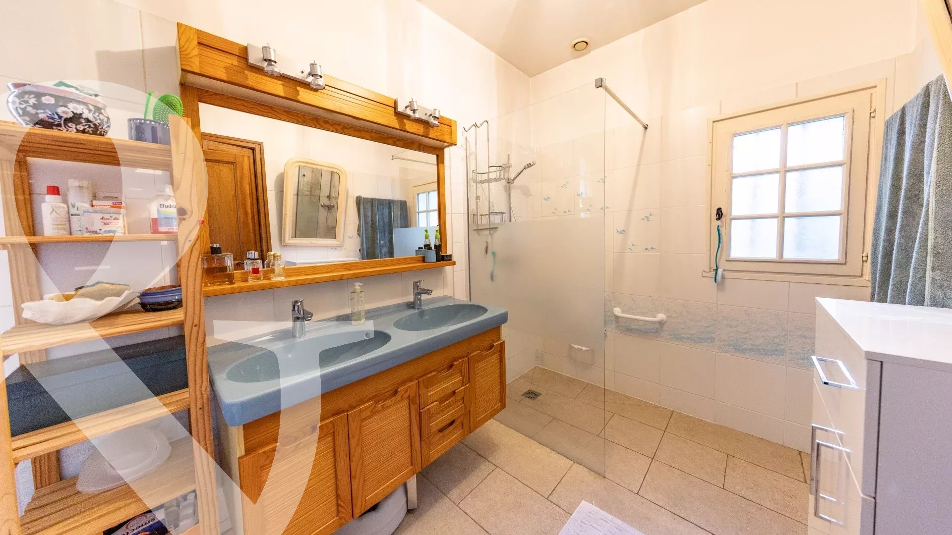 MAISON EN POSITION DOMINANTE