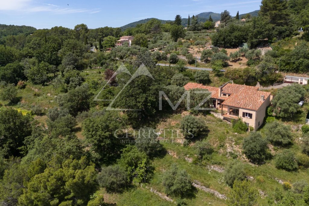 Villa for sale in Fayence — Rare villa to renovate with breathtaking views of the village