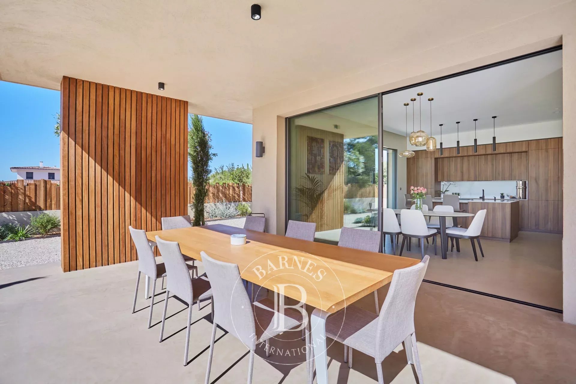 AIX-EN-PROVENCE — SINGLE-STORY HOUSE — 5 EN-SUITE BEDROOMS — HEATED POOL — WALKING DISTANCE TO AMENITIES - picture 4