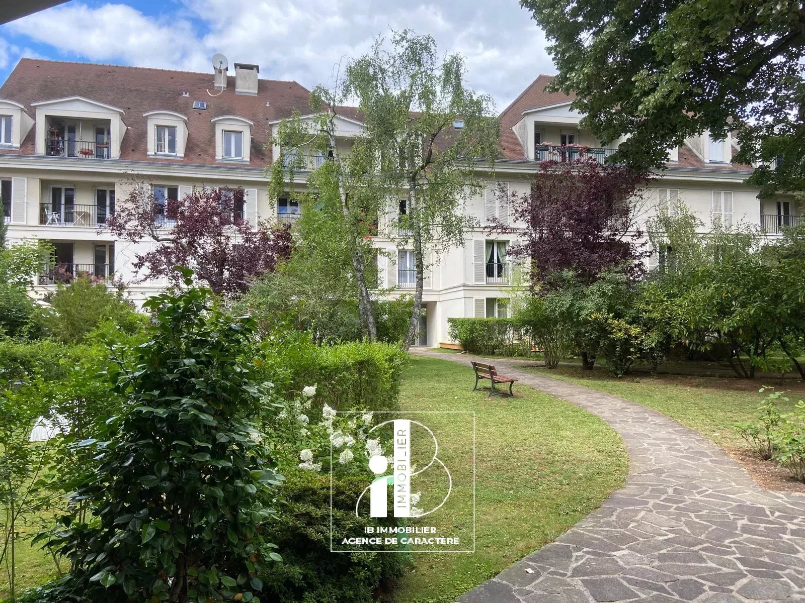 FONTAINEBLEAU T2 - 43 M² - NEAR TOWN CENTER - FURNITURE - PARKING SPACE