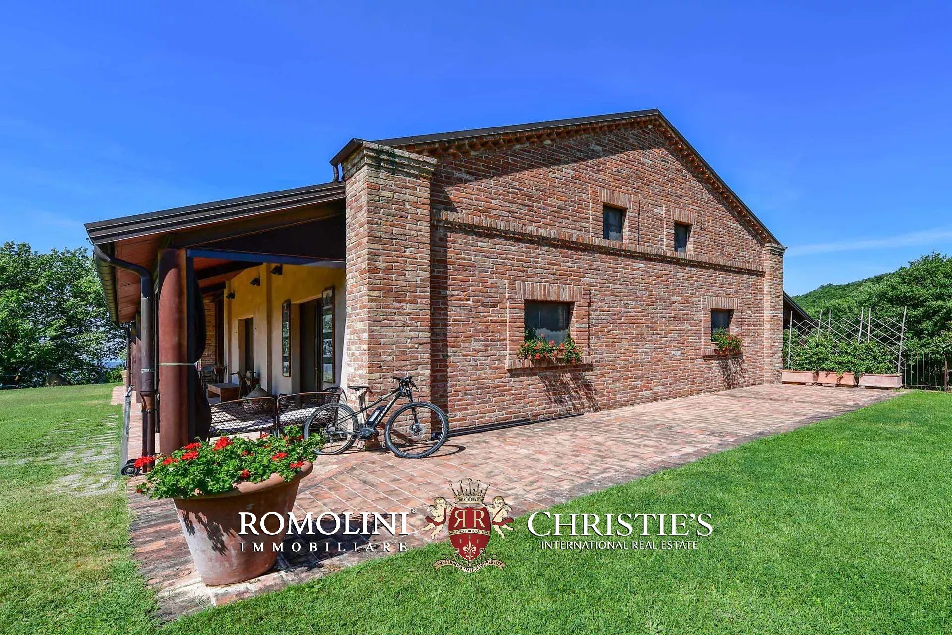TENUTA VINICOLA BIOLOGICA IN VENDITA, CANTINA BIO TOSCANA