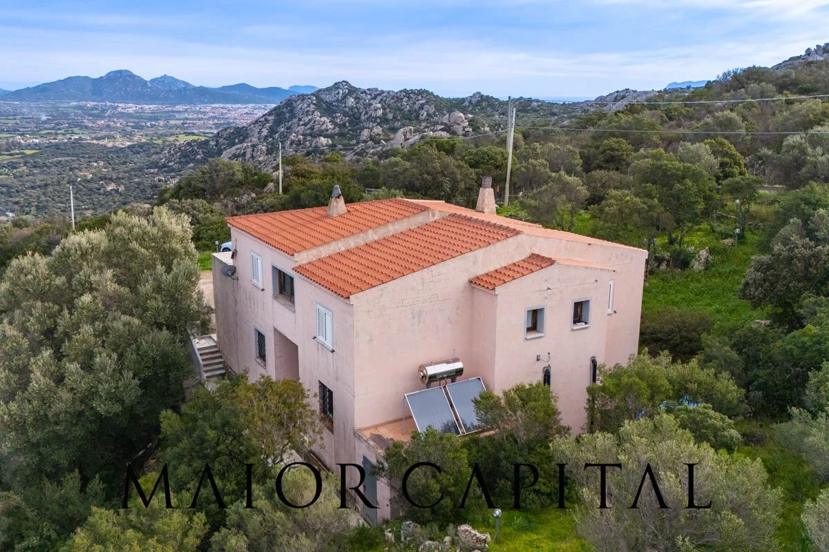 Olbia | Località Putzolu | Villa indipendente con vista panoramica e terreno privato