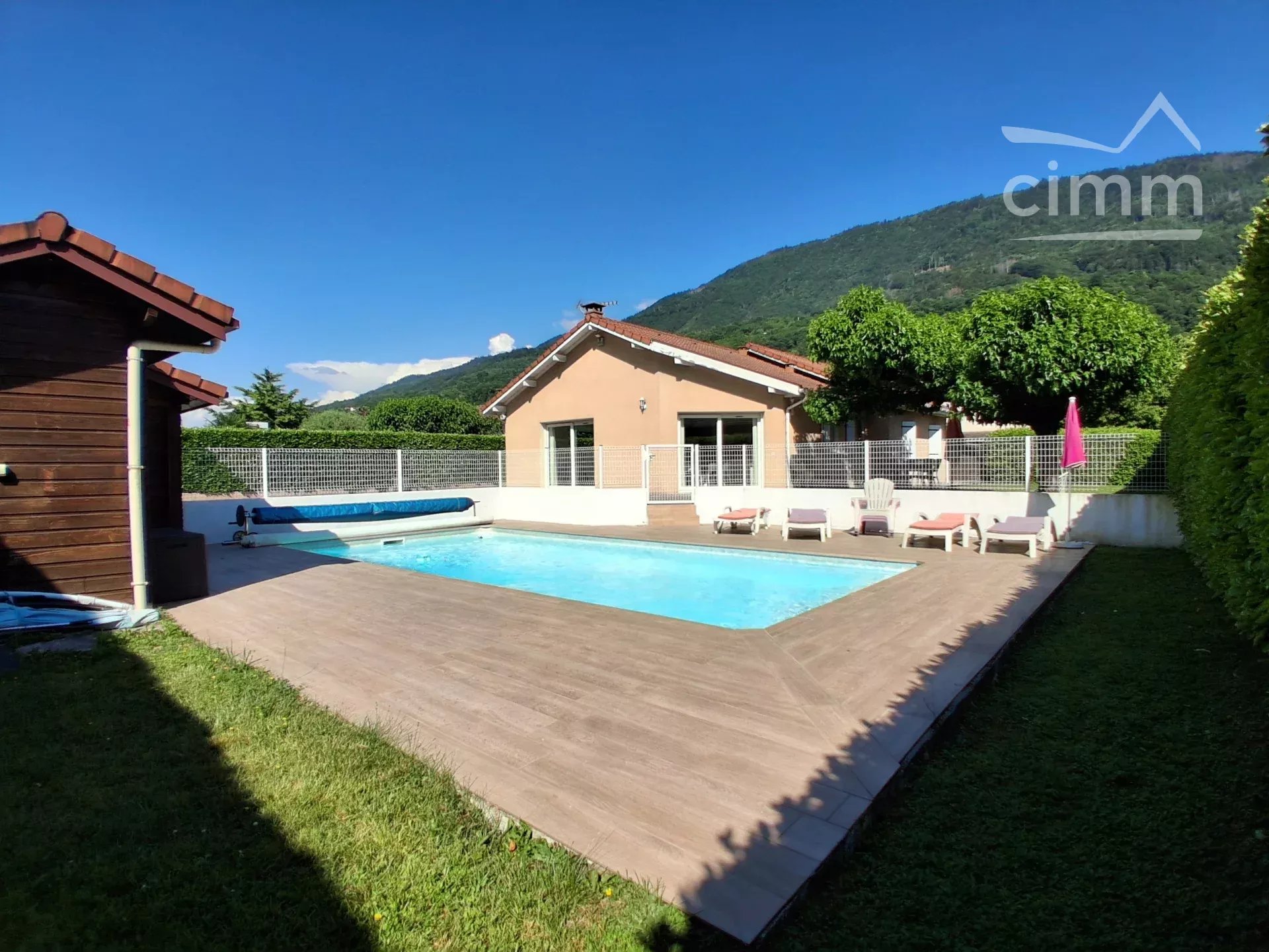 Maison individuelle avec piscine