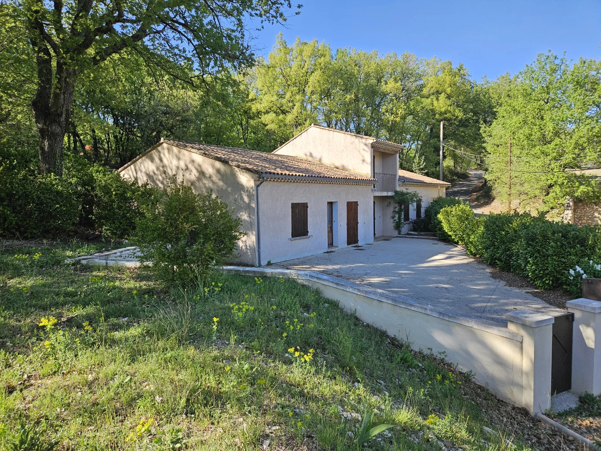 Maison avec 3 chambres, garage et jardin à louer à Saignon