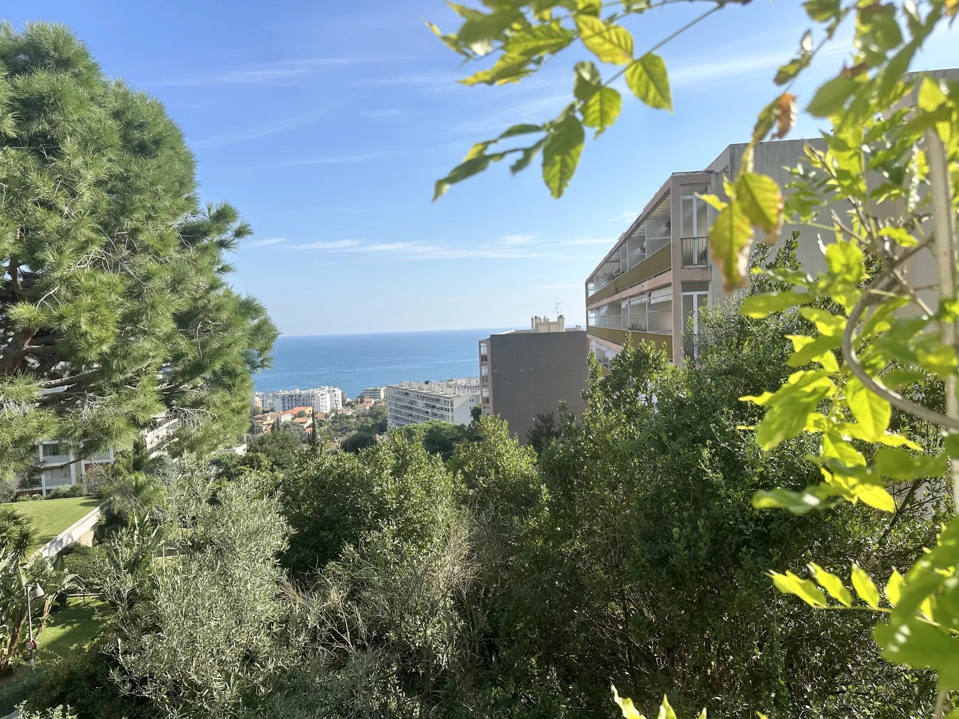 Charmante maison de deux pièces avec terrasse, jardin et potager, à louer à Nice.