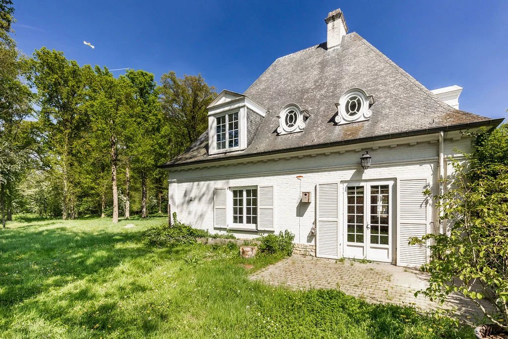 Prachtige Lipszyc villa met potentieel in privédomein of 7 ha