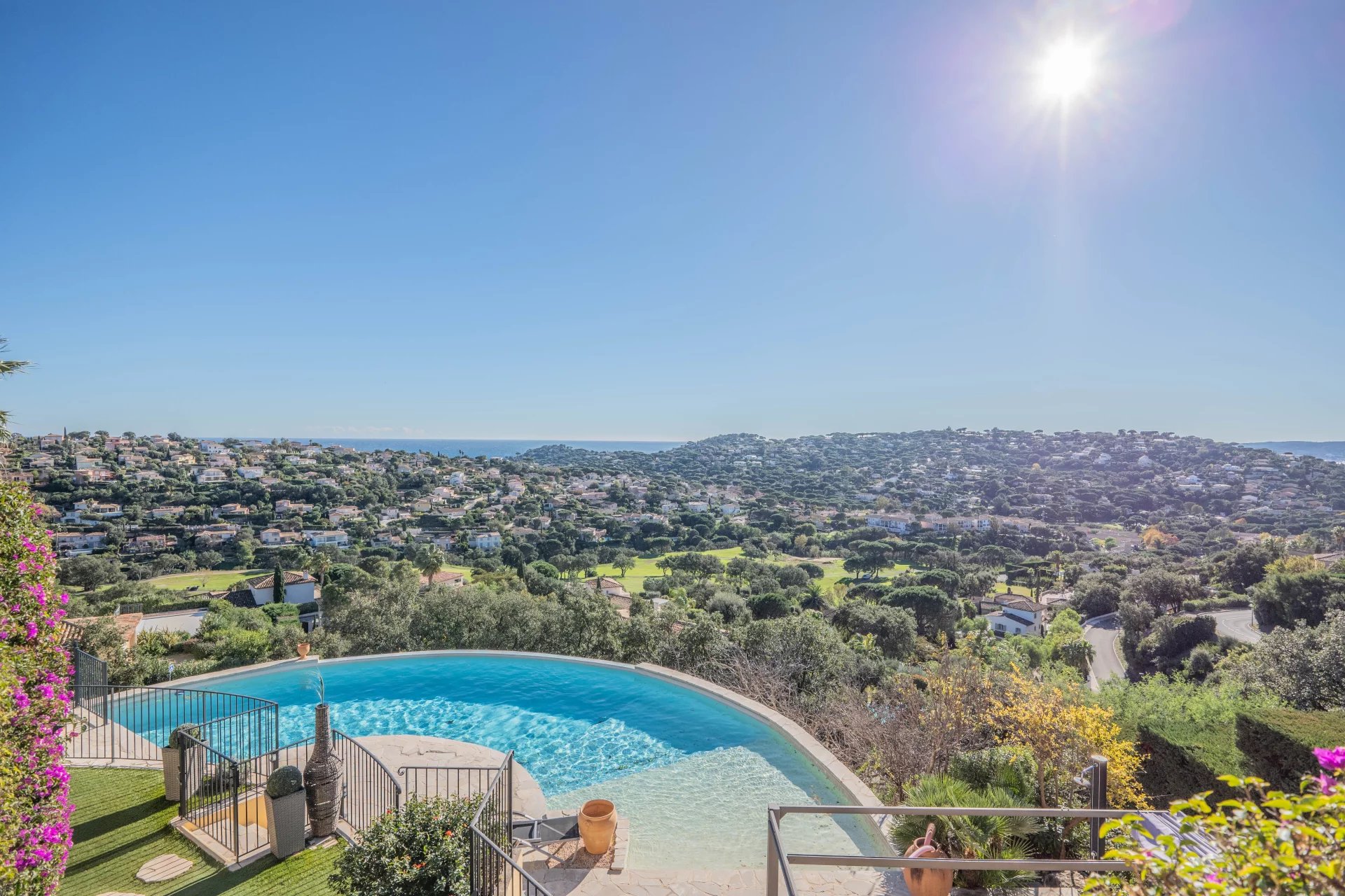 SAINTE-MAXIME : MAGNIFIQUE VILLA AVEC VUE MER