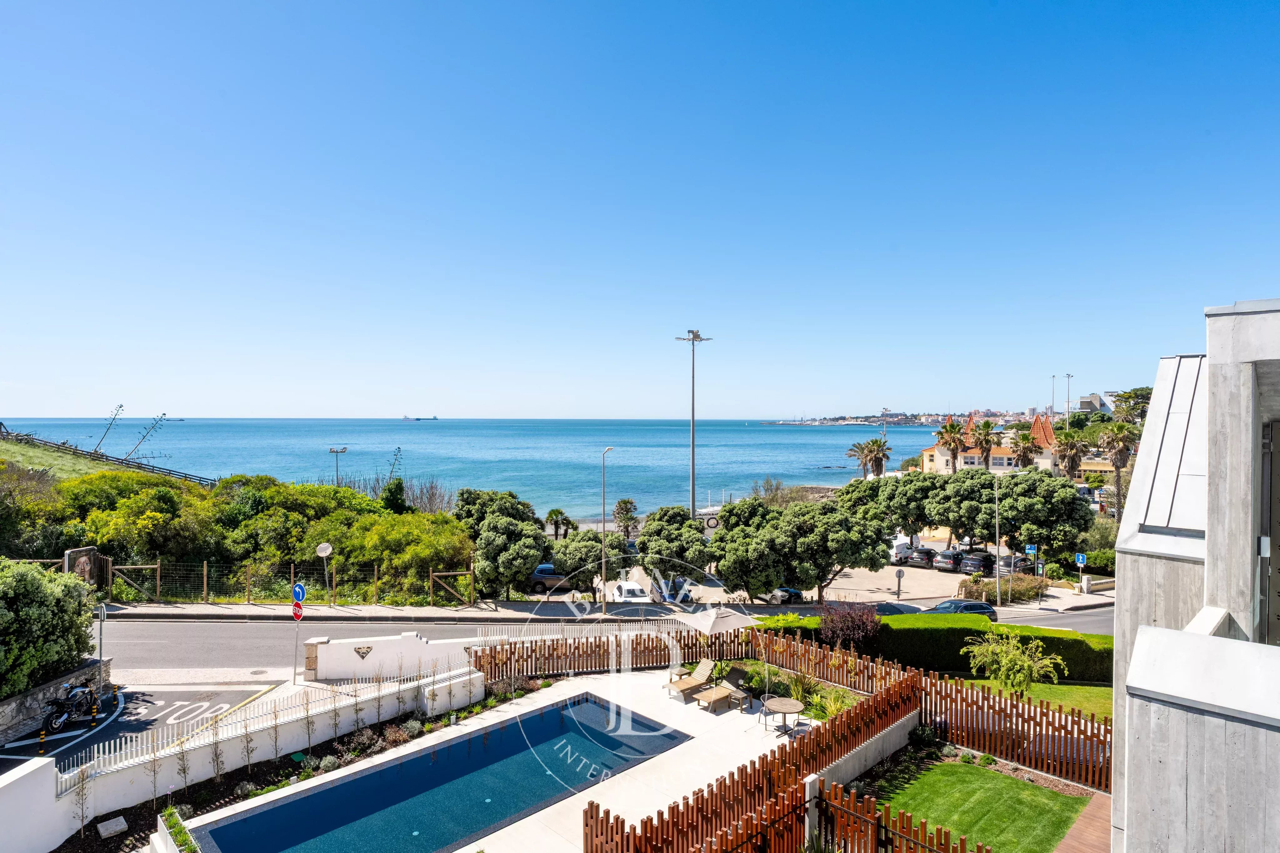 Jardin et vue sur la mer