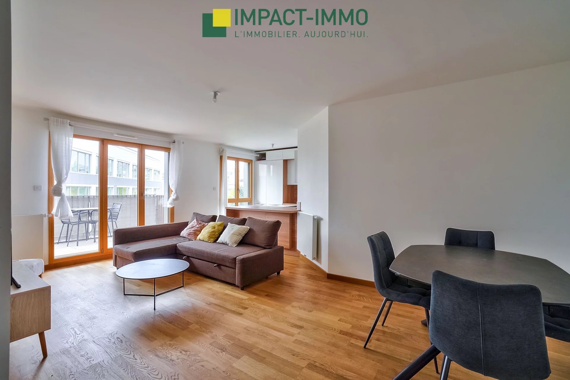 Immeuble récent : 3 chambres, balcon et parking