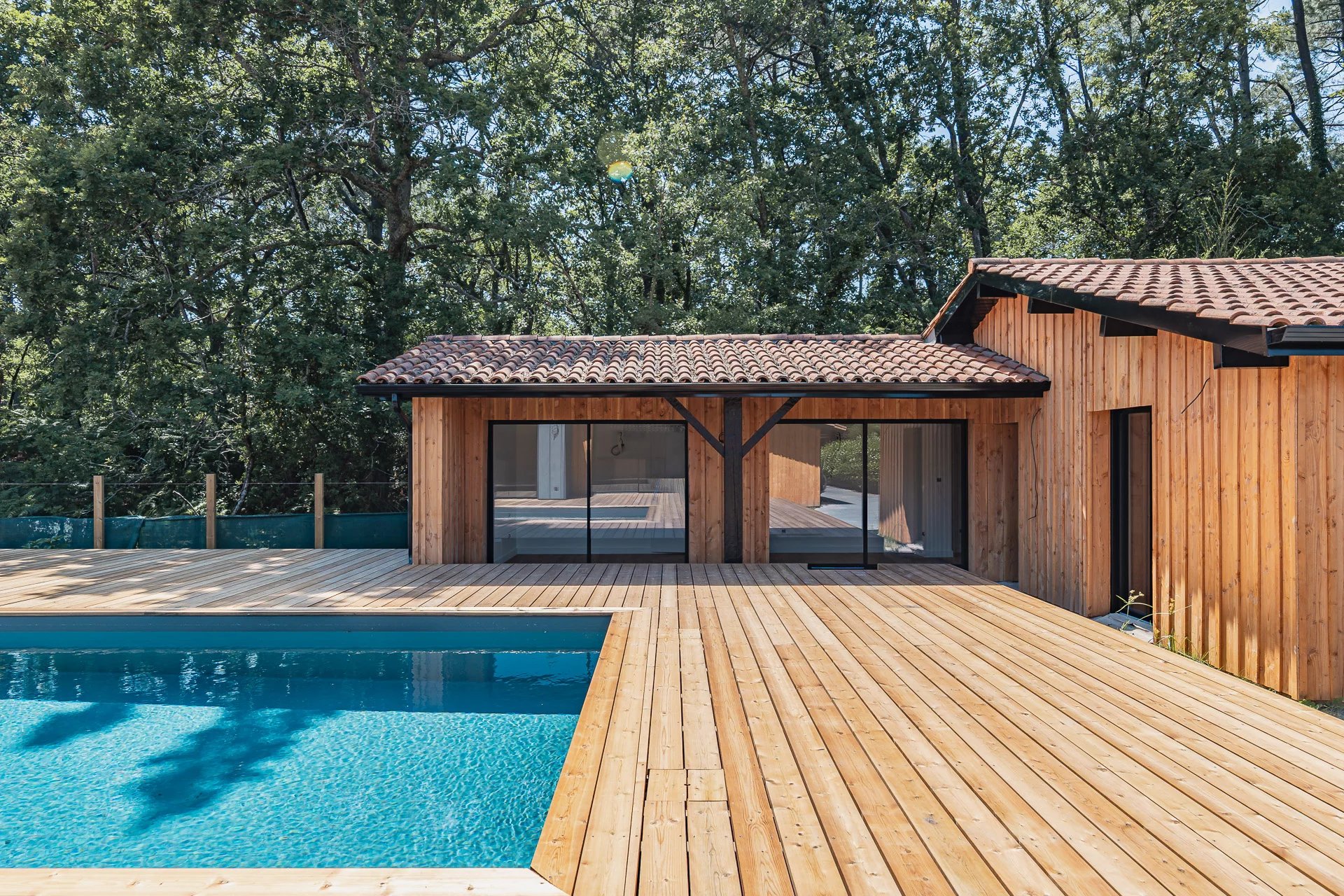 La Hume – a luxury family home with an outbuilding