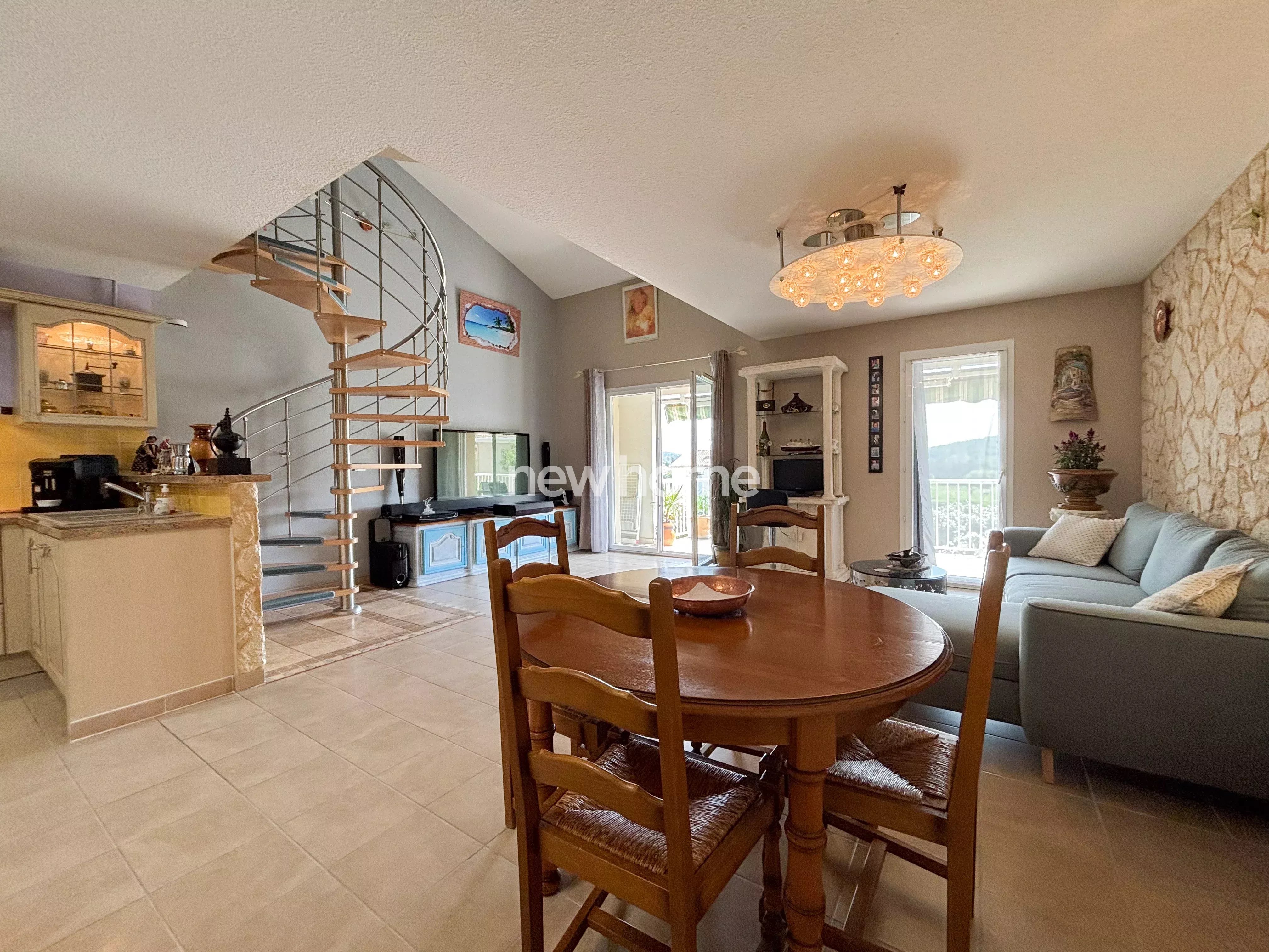 BEL APPARTEMENT EN DUPLEX AVEC TERRASSE