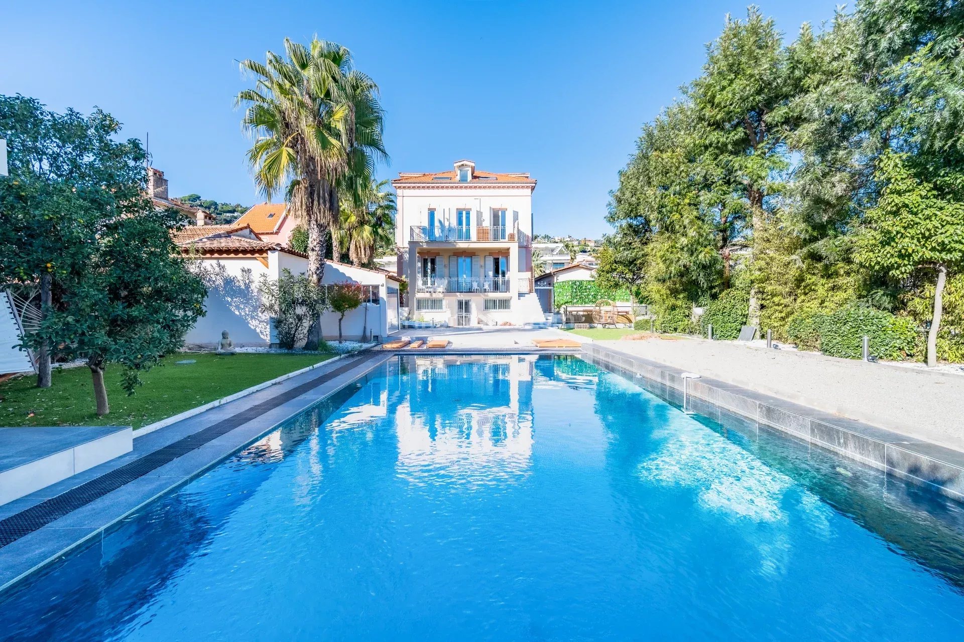 GOLFE-JUAN — VILLA DE PRESTIGE — VUE MER PANORAMIQUE — PISCINE — DÉPENDANCES