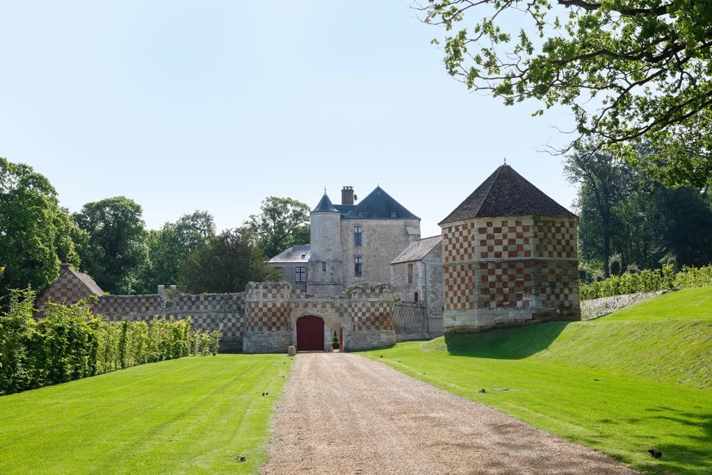 Un château médiéval entièrement rénové à 50 minutes de Paris