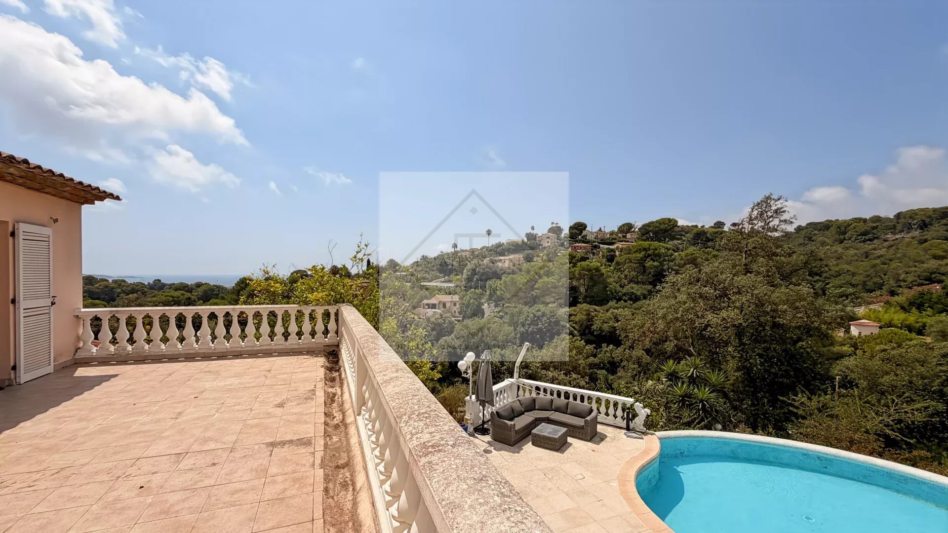 À VENDRE – VILLA DE CHARME VUE MER À ANTIBES, CALME ABSOLU — photo 26