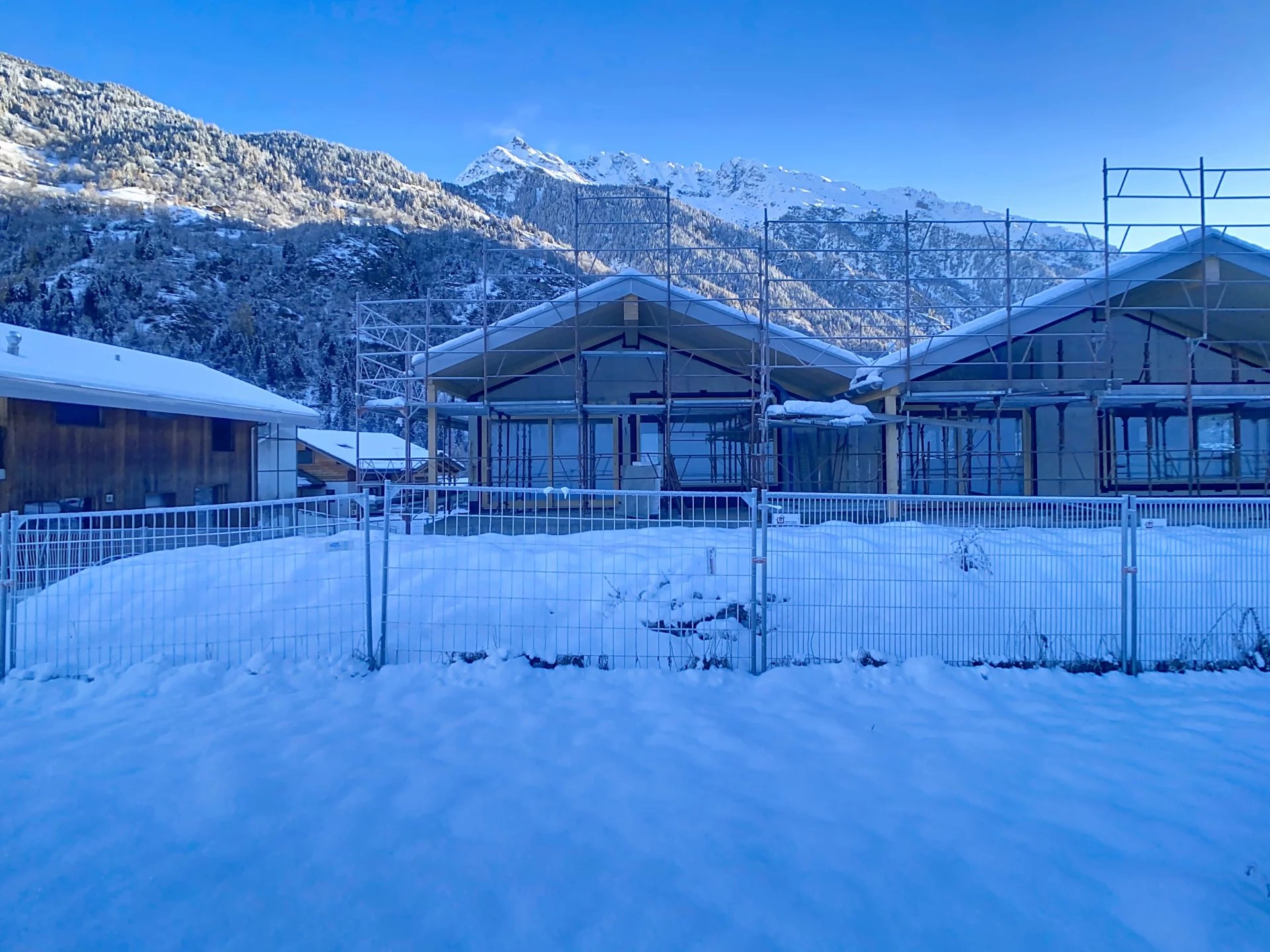 Charmant attique neuf avec immense terrasse !