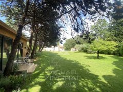 A leafy property near the village — photo 3 of 7