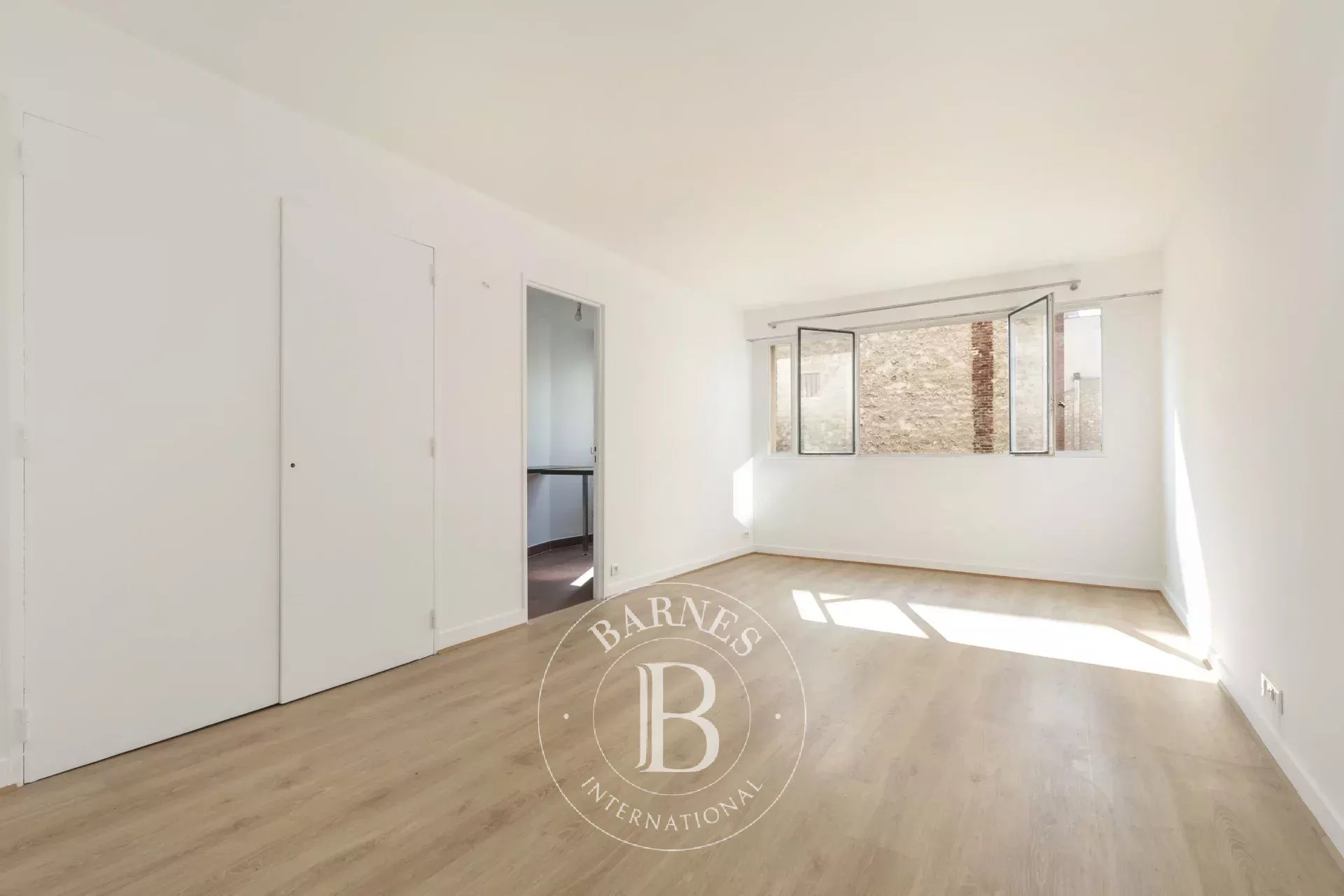 Exclusive - Neuilly-Town Hall - Large studio - Bright - Quiet - Close to the shops and public transport services